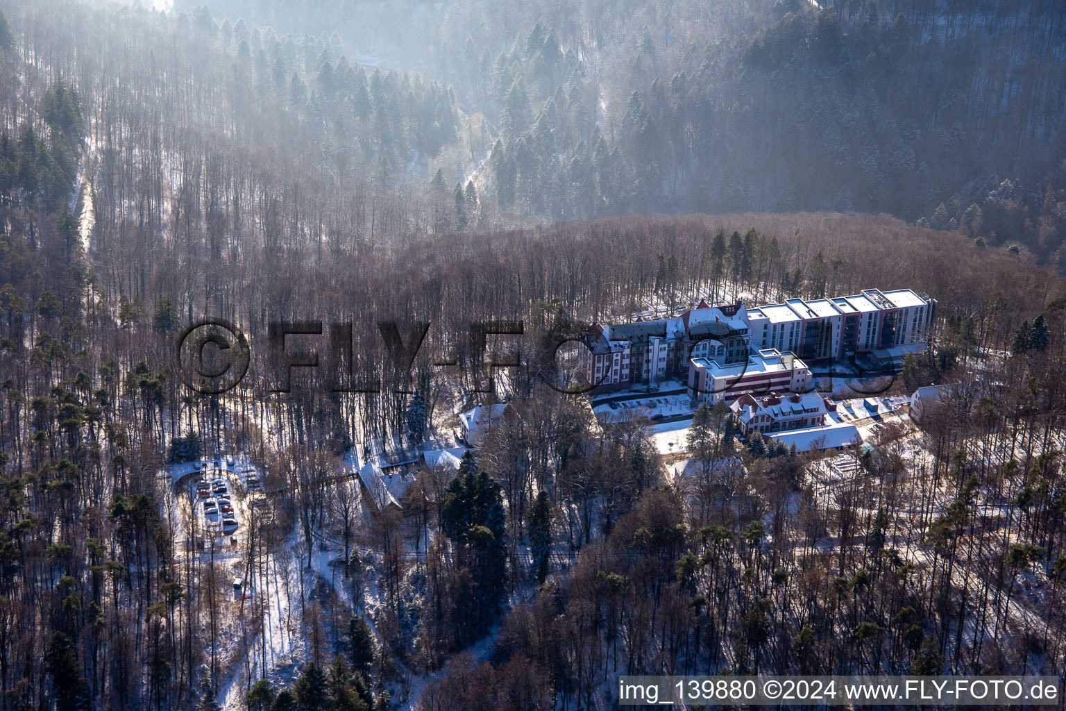 Vue aérienne de Clinique spécialisée Eußerthal du nord en hiver quand il y a de la neige à Eußerthal dans le département Rhénanie-Palatinat, Allemagne