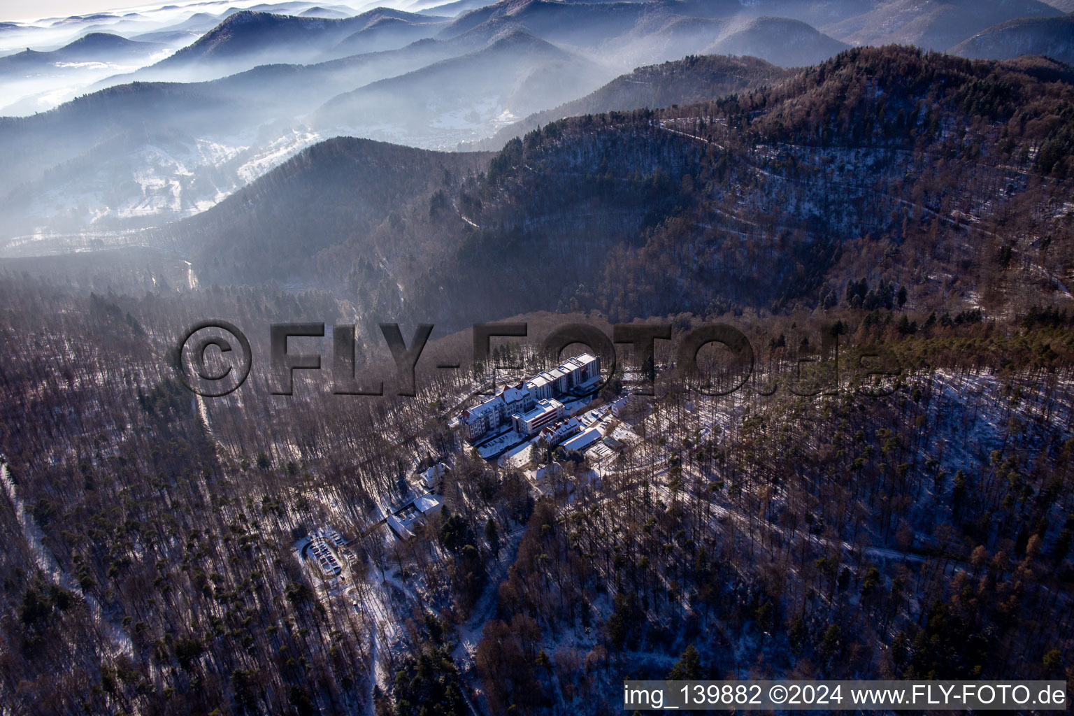 Vue oblique de Clinique spécialisée Eußerthal du nord en hiver quand il y a de la neige à Eußerthal dans le département Rhénanie-Palatinat, Allemagne