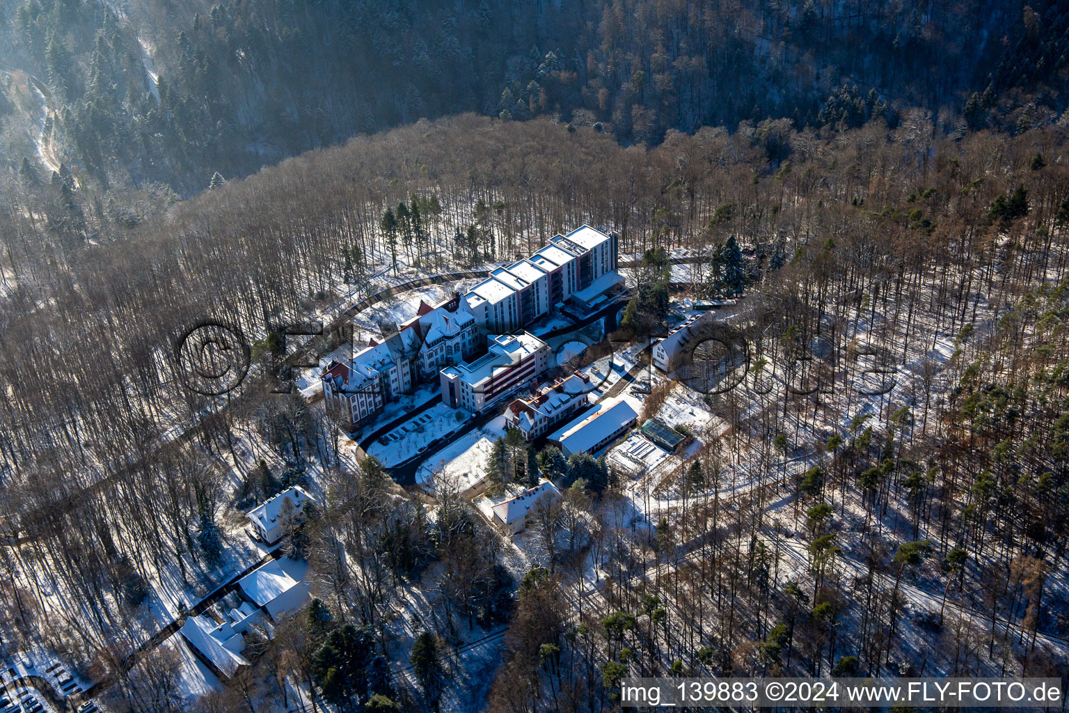 Clinique spécialisée Eußerthal du nord en hiver quand il y a de la neige à Eußerthal dans le département Rhénanie-Palatinat, Allemagne d'en haut