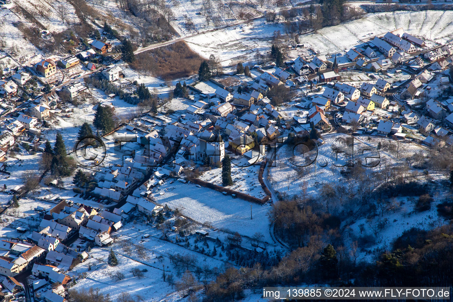 Vue aérienne de Église en hiver avec de la neige à Dernbach dans le département Rhénanie-Palatinat, Allemagne