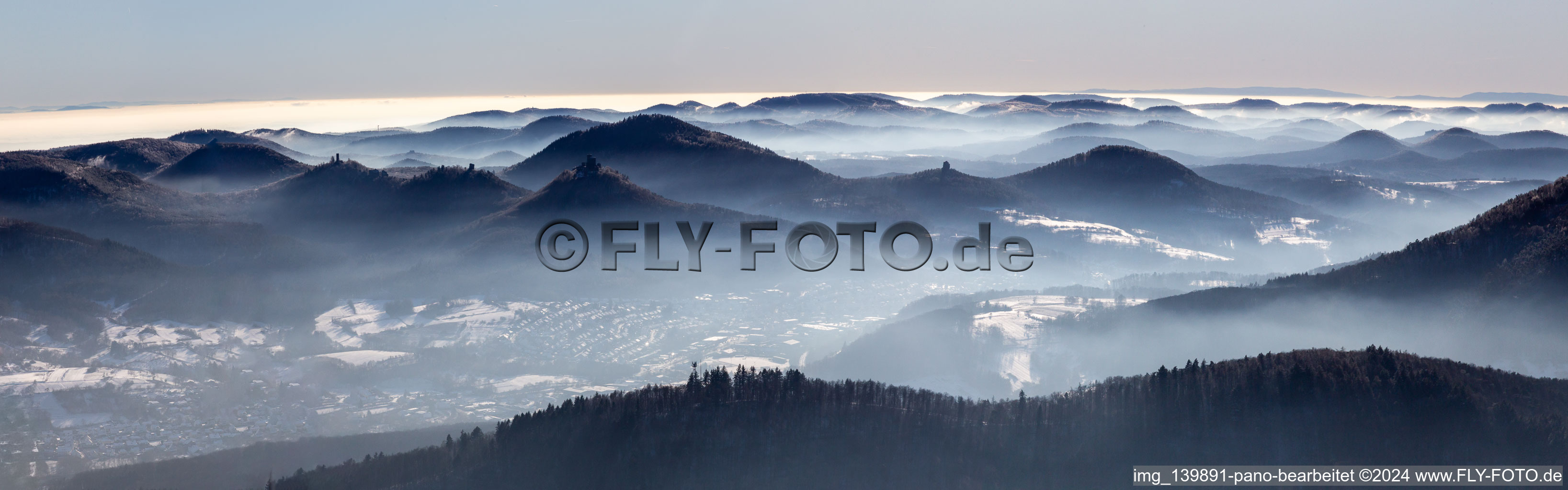 Vue aérienne de Panorama de la forêt du Palatinat avec le château de Trifels, les ruines du château d'Anebos et le Scharfenberg au-dessus du Queichtal depuis le nord en hiver avec de la neige à Eußerthal dans le département Rhénanie-Palatinat, Allemagne