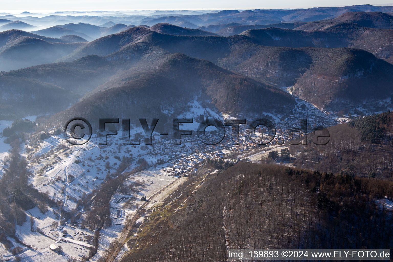 Vue aérienne de Du nord-est en hiver quand il y a de la neige à Eußerthal dans le département Rhénanie-Palatinat, Allemagne