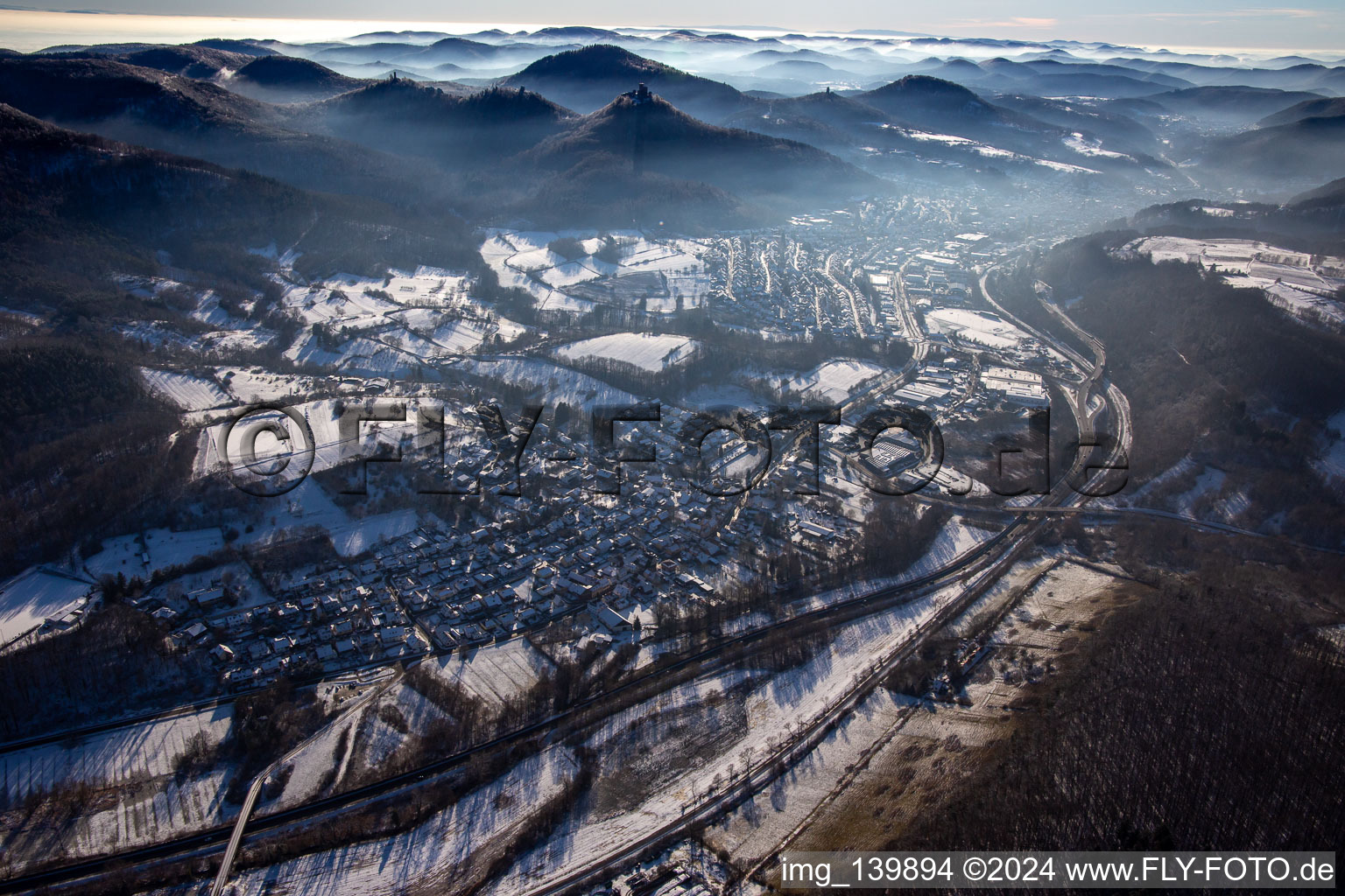 Vue aérienne de Du nord-est en hiver quand il y a de la neige à le quartier Queichhambach in Annweiler am Trifels dans le département Rhénanie-Palatinat, Allemagne