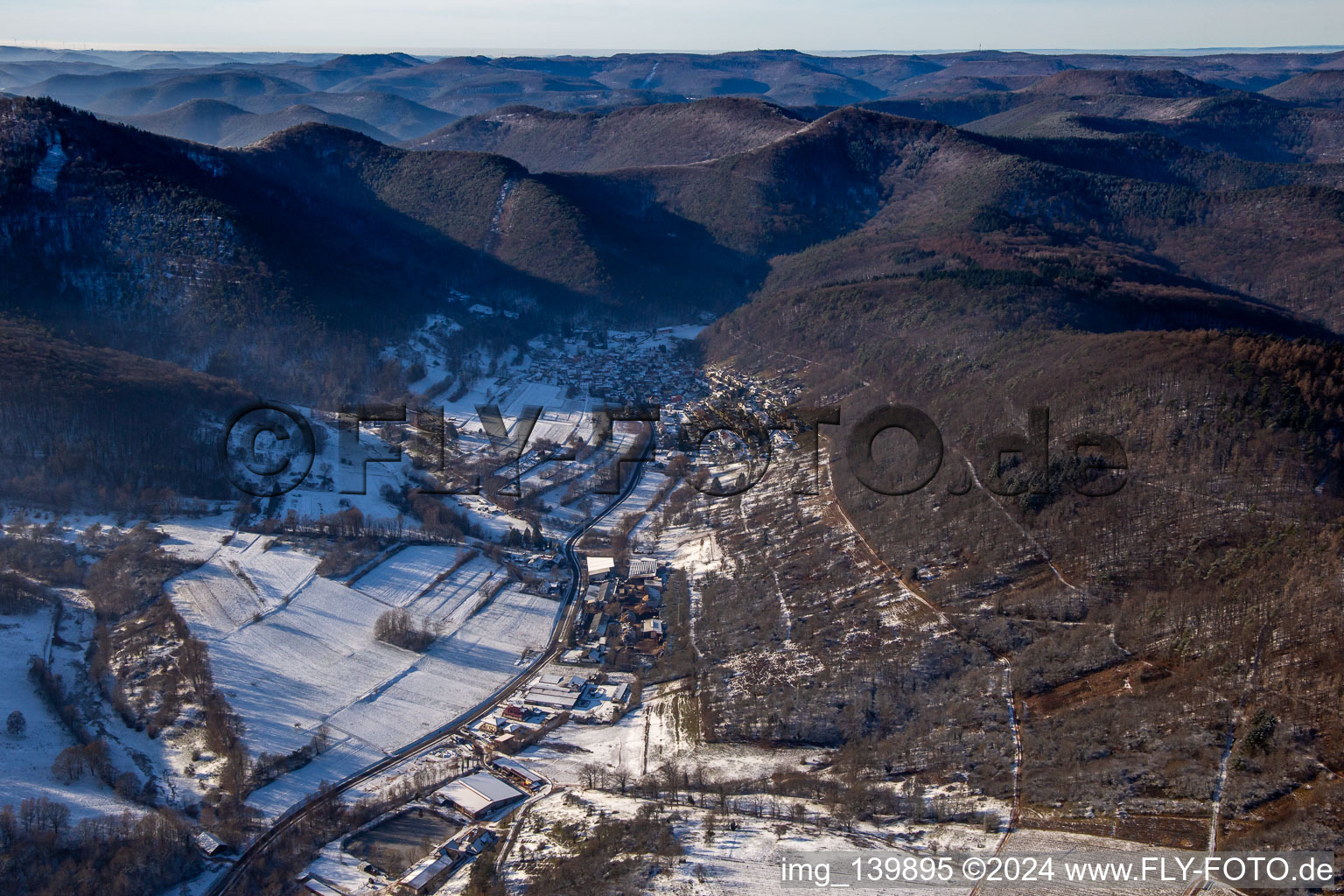 Vue aérienne de De l'est en hiver quand il y a de la neige à le quartier Gräfenhausen in Annweiler am Trifels dans le département Rhénanie-Palatinat, Allemagne