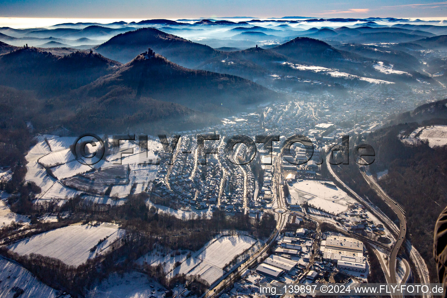 Vue aérienne de Queichtal avec Rehbergturm, château de Trifels, ruines du château d'Anebos et Scharfenberg depuis l'est en hiver avec de la neige à Annweiler am Trifels dans le département Rhénanie-Palatinat, Allemagne