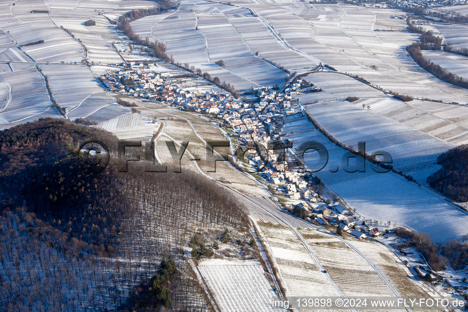 Vue aérienne de De l'ouest en hiver avec de la neige à Ranschbach dans le département Rhénanie-Palatinat, Allemagne