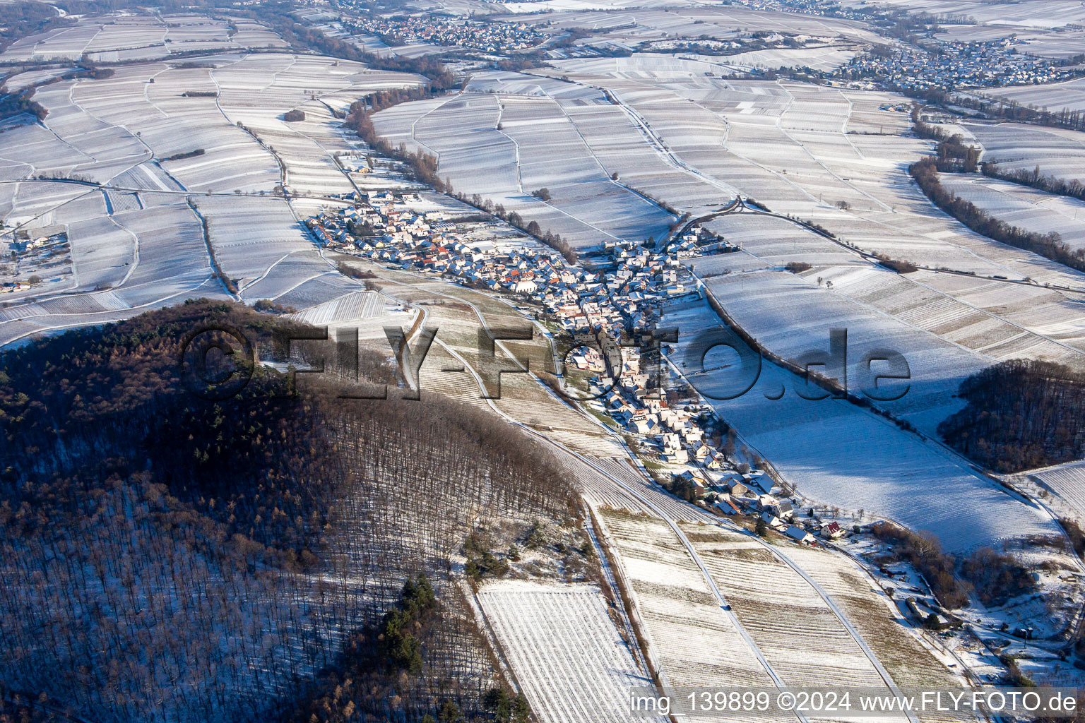 Vue aérienne de De l'ouest en hiver avec de la neige à Ranschbach dans le département Rhénanie-Palatinat, Allemagne