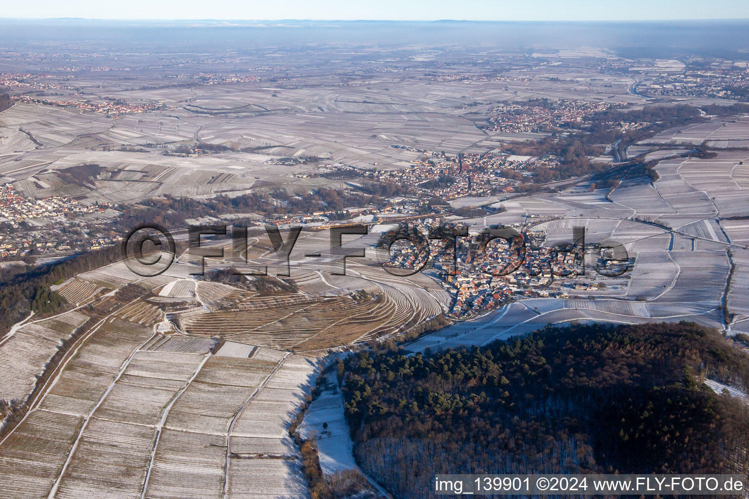 Vue aérienne de Vignoble Keschdebusch de l'ouest en hiver avec de la neige à Birkweiler dans le département Rhénanie-Palatinat, Allemagne