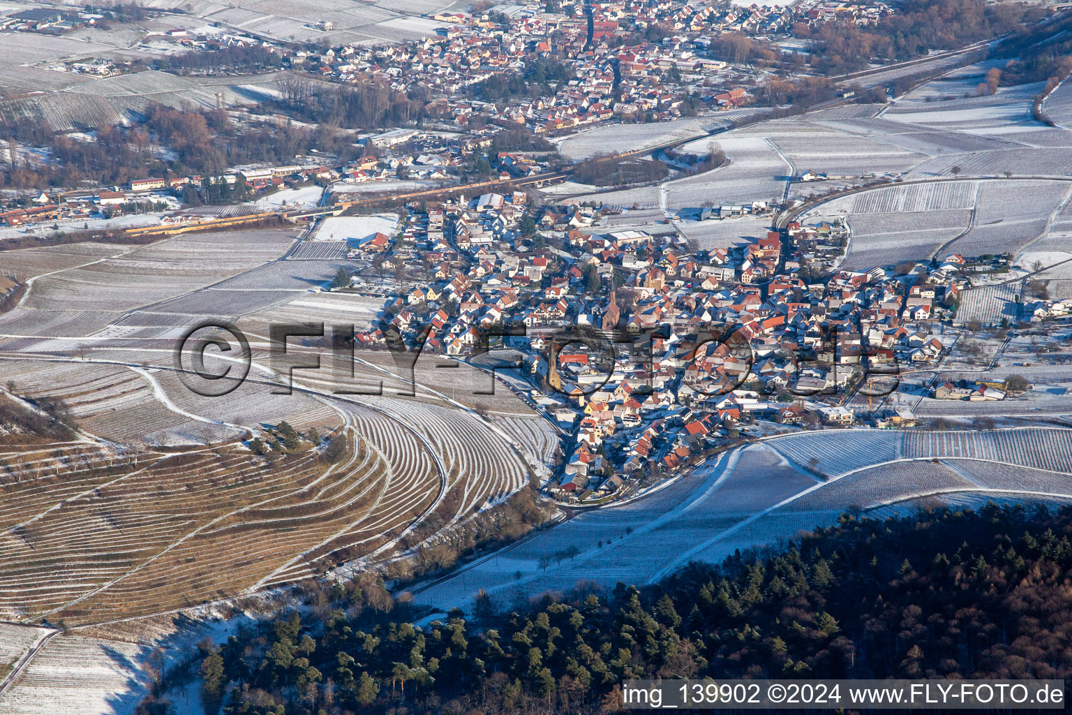 Photographie aérienne de Vignoble Keschdebusch de l'ouest en hiver avec de la neige à Birkweiler dans le département Rhénanie-Palatinat, Allemagne