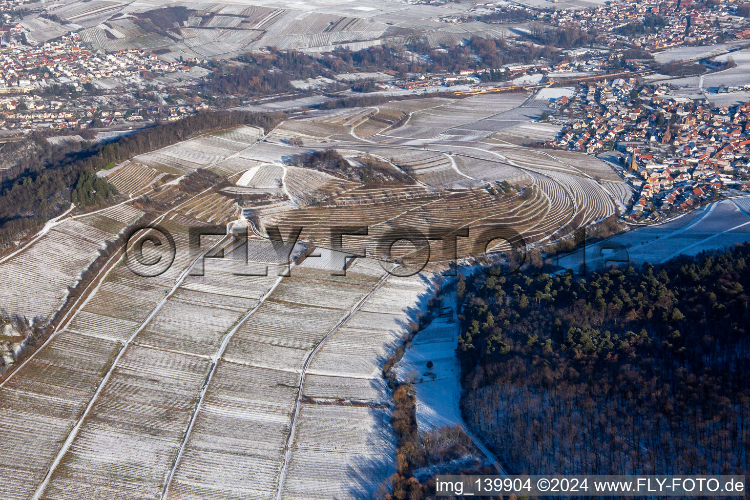 Vue oblique de Vignoble Keschdebusch de l'ouest en hiver avec de la neige à Birkweiler dans le département Rhénanie-Palatinat, Allemagne