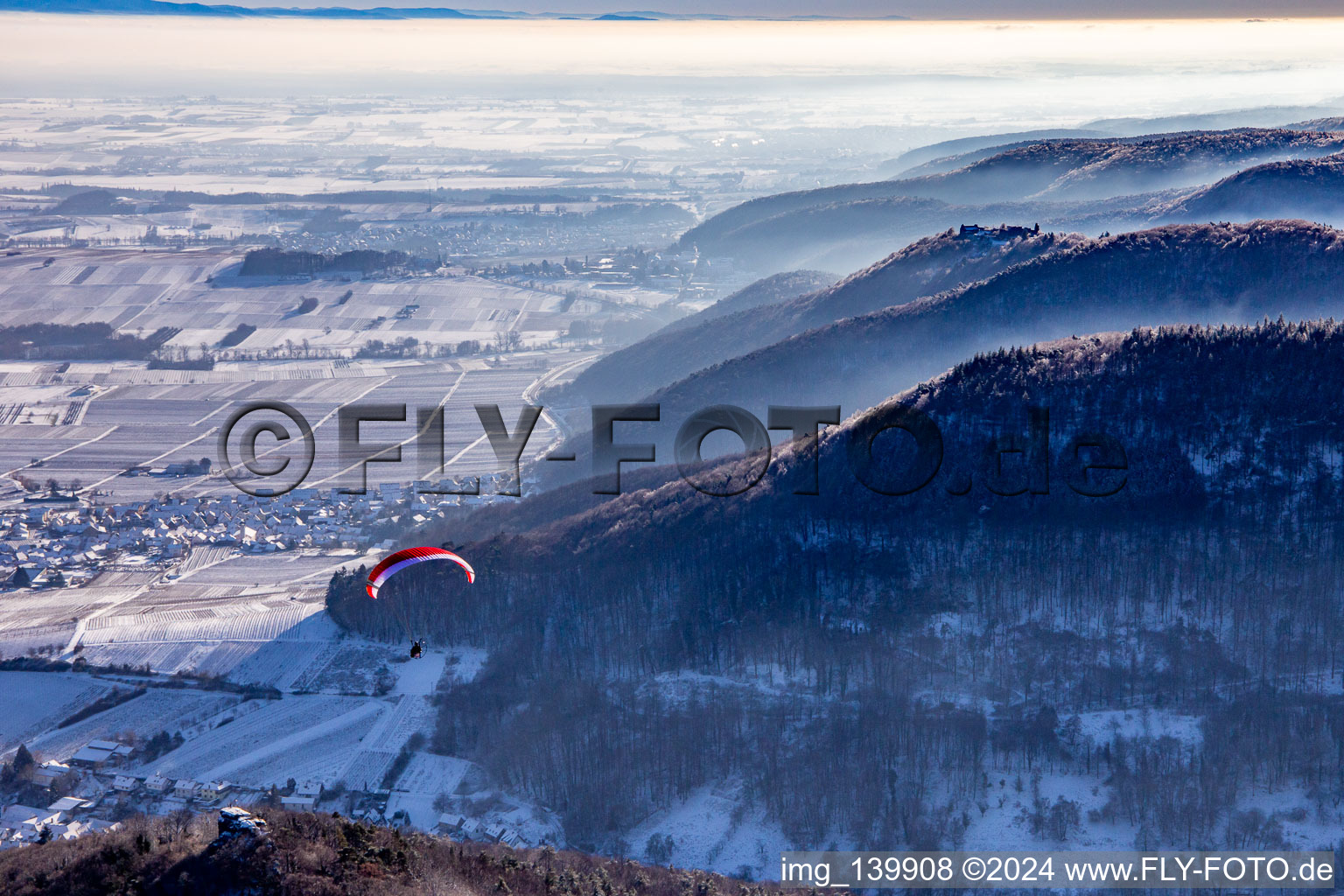 Vue aérienne de Parapente sur les ruines du château de Neukastel à Leinsweiler dans le département Rhénanie-Palatinat, Allemagne