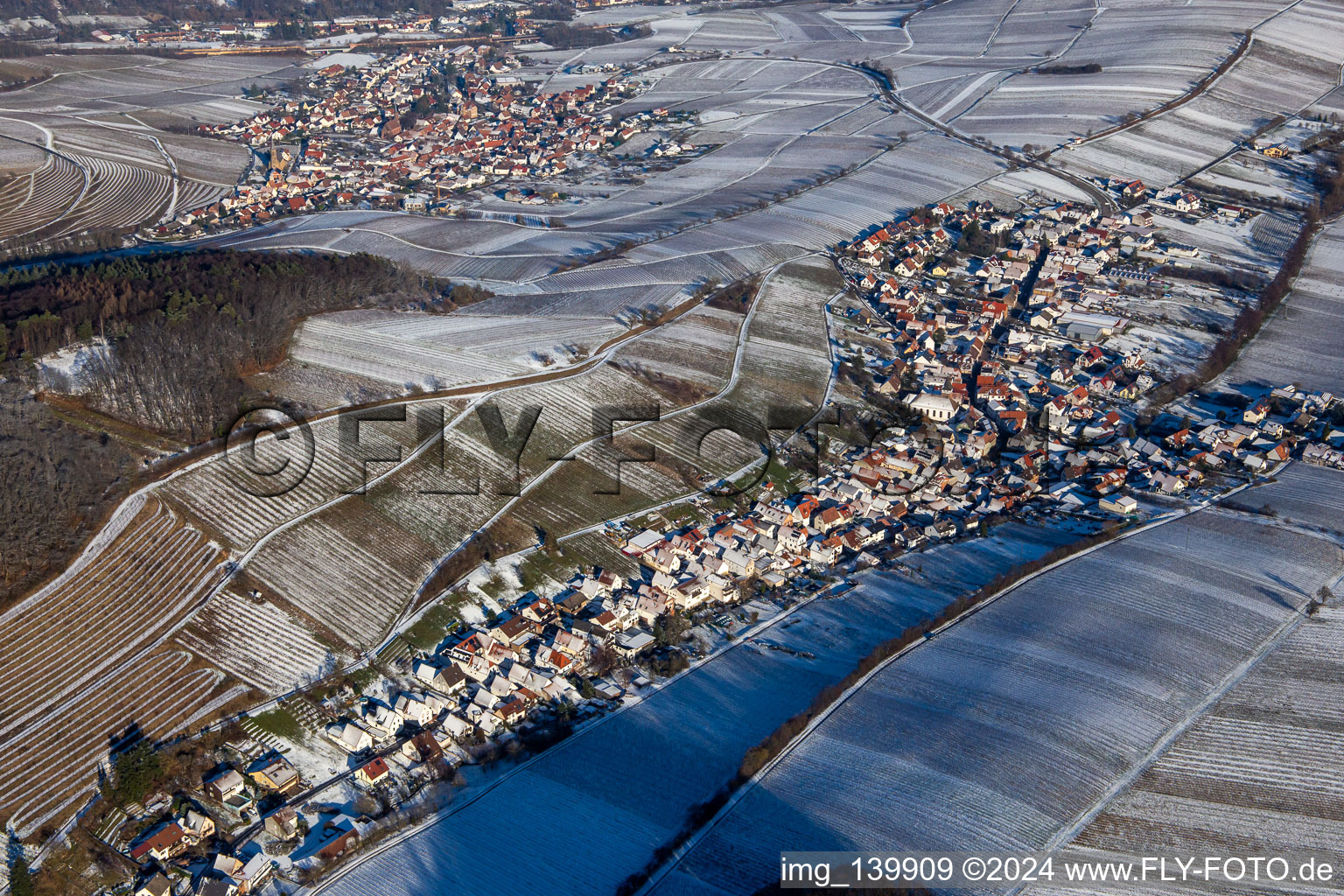 Vue aérienne de Du sud-ouest en hiver quand il y a de la neige à Ranschbach dans le département Rhénanie-Palatinat, Allemagne