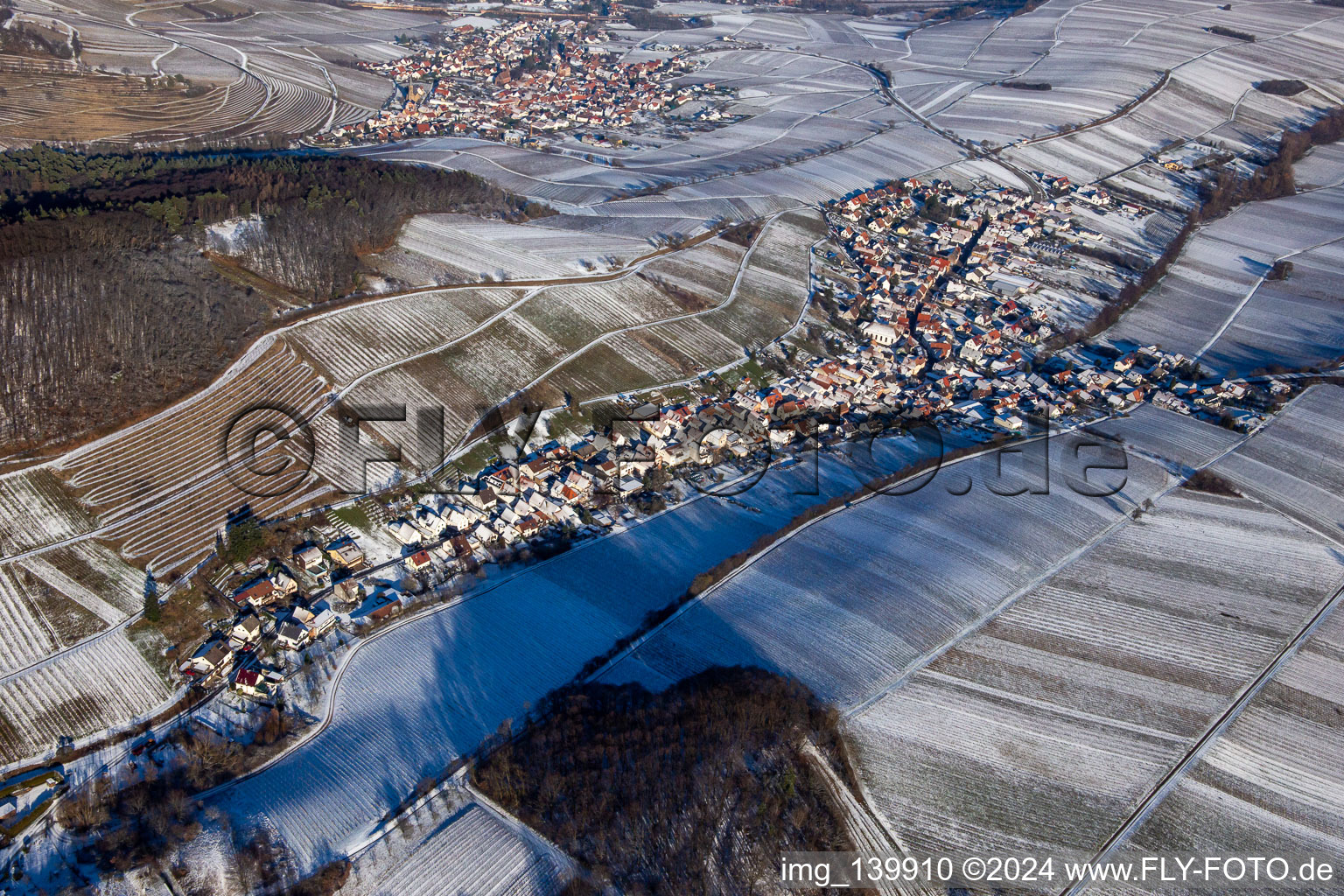 Vue aérienne de Du sud-ouest en hiver quand il y a de la neige à Ranschbach dans le département Rhénanie-Palatinat, Allemagne