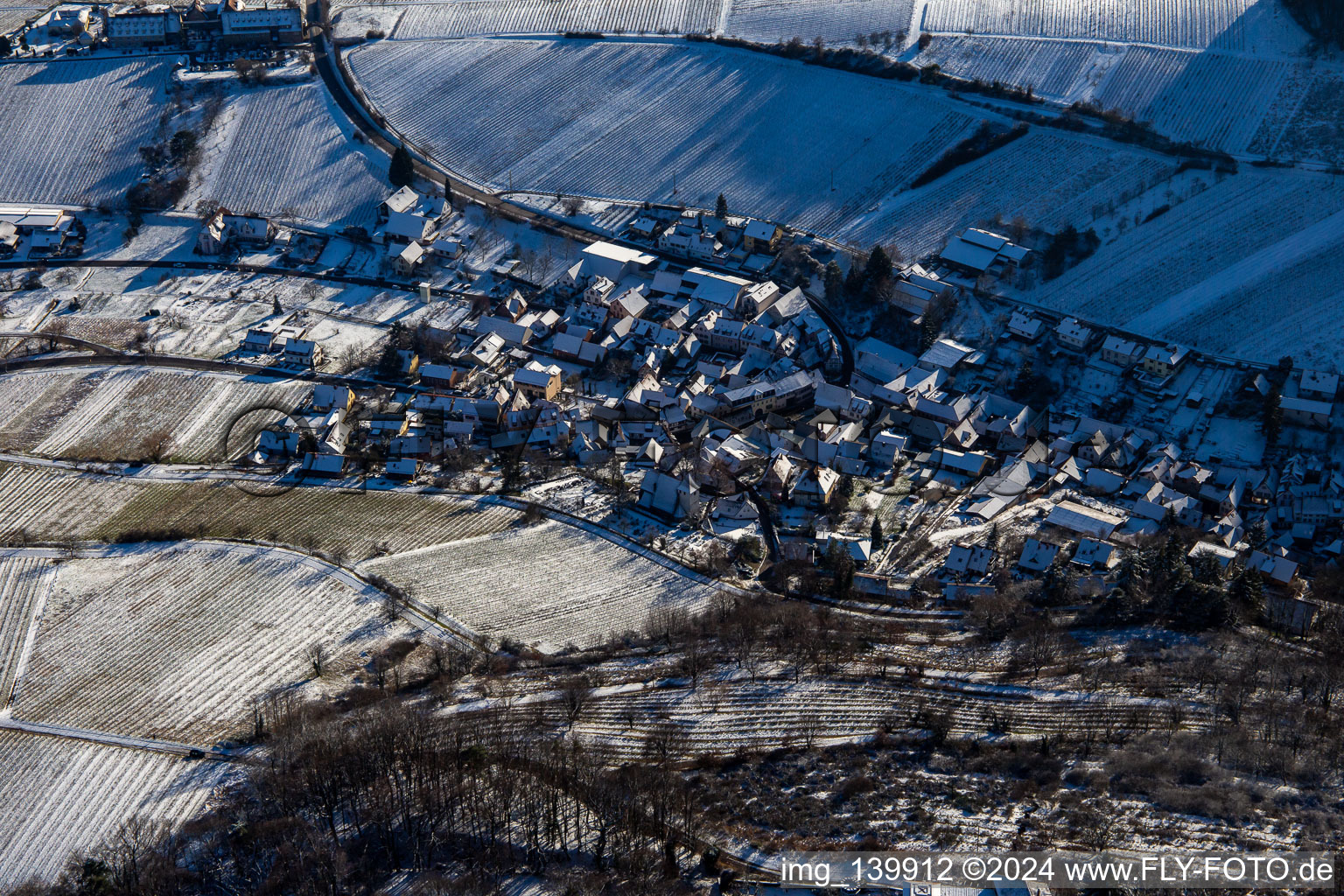 Vue aérienne de Du nord en hiver quand il y a de la neige à Leinsweiler dans le département Rhénanie-Palatinat, Allemagne