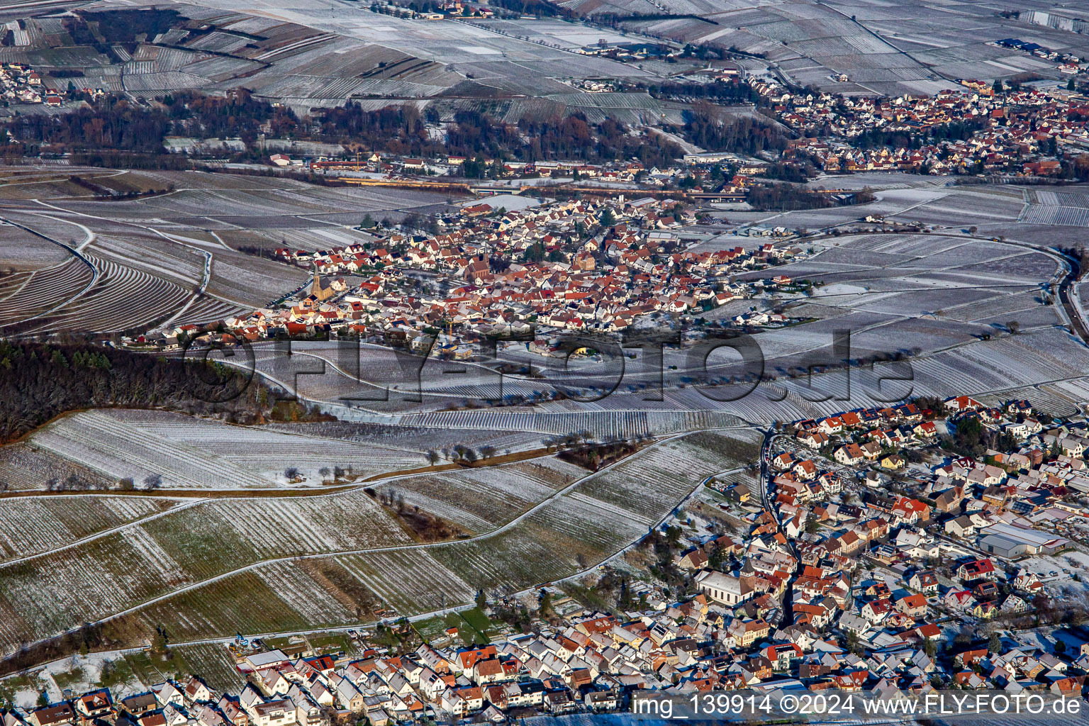 Vue aérienne de Derrière Ranschbach depuis le sud en hiver à Birkweiler dans le département Rhénanie-Palatinat, Allemagne