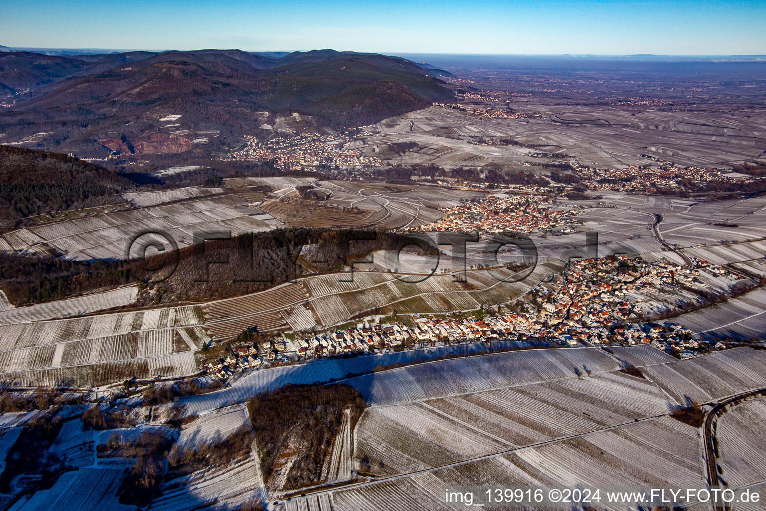 Vue aérienne de Mandelhein derrière Ranschbach depuis le sud en hiver à Birkweiler dans le département Rhénanie-Palatinat, Allemagne