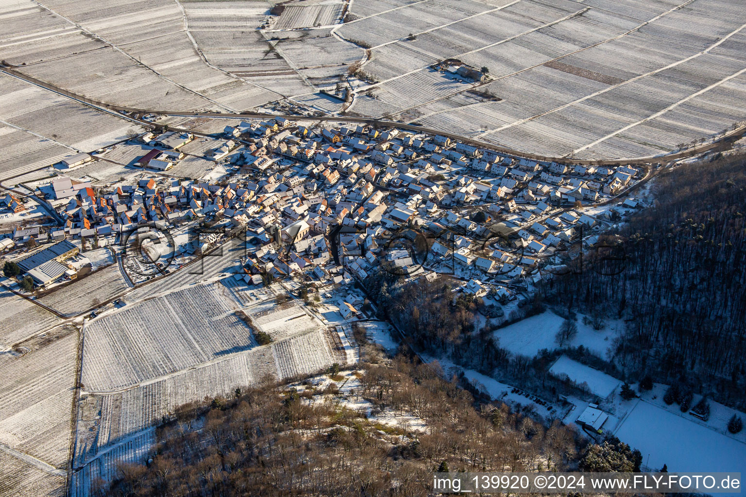 Vue aérienne de Du nord en hiver quand il y a de la neige à Eschbach dans le département Rhénanie-Palatinat, Allemagne