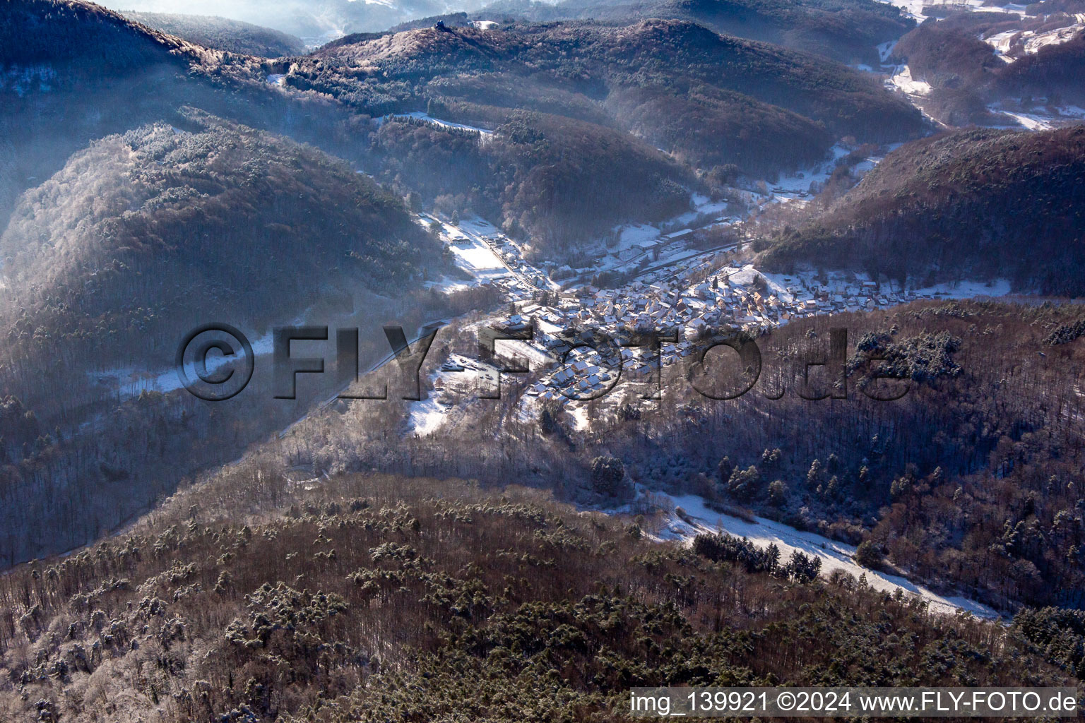 Vue aérienne de Du nord-est en hiver quand il y a de la neige à Waldhambach dans le département Rhénanie-Palatinat, Allemagne