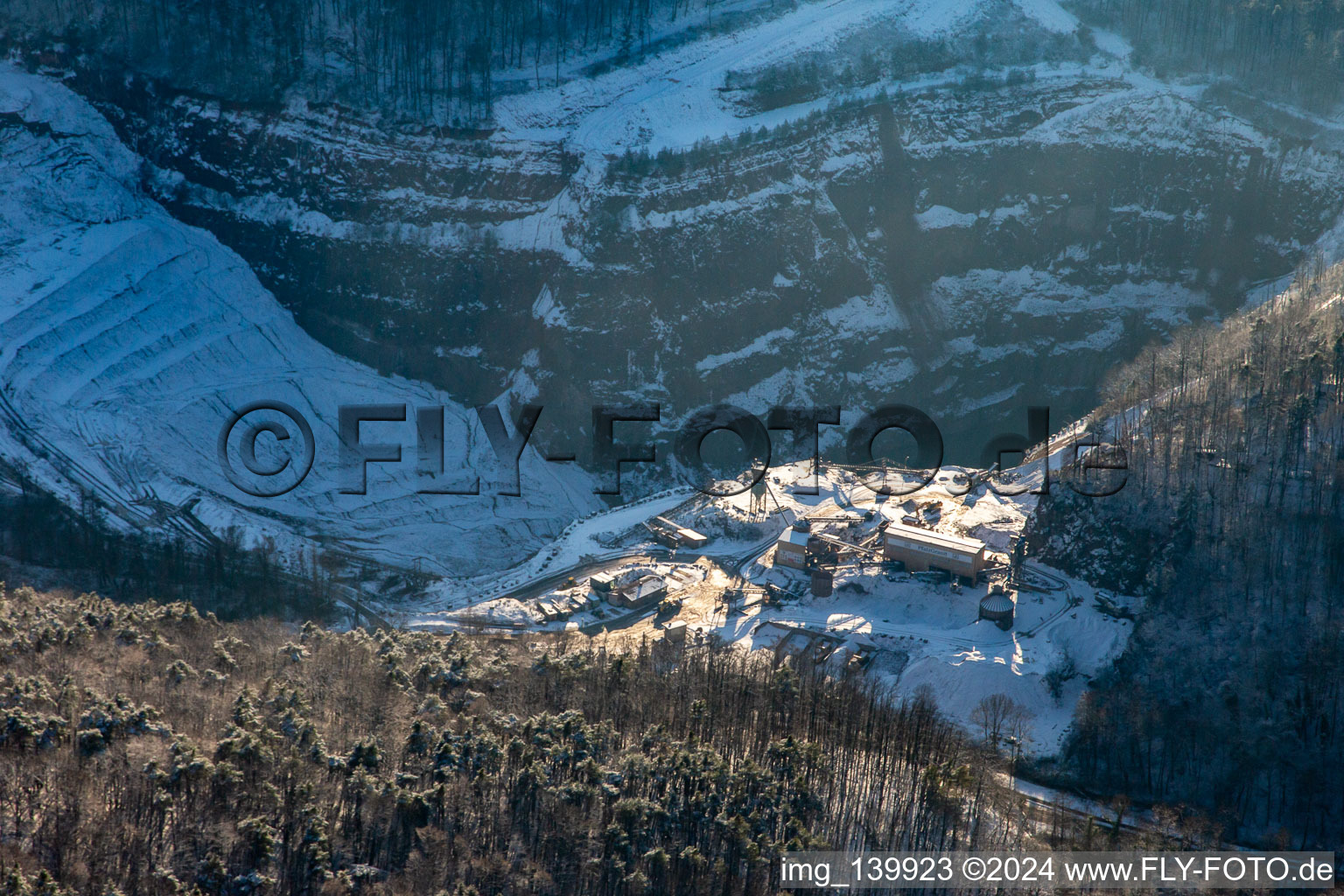 Vue aérienne de Granit du Palatinat du nord en hiver avec de la neige à Waldhambach dans le département Rhénanie-Palatinat, Allemagne