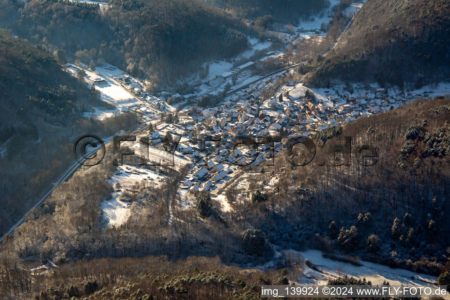 Vue aérienne de Du nord-est en hiver quand il y a de la neige à Waldhambach dans le département Rhénanie-Palatinat, Allemagne