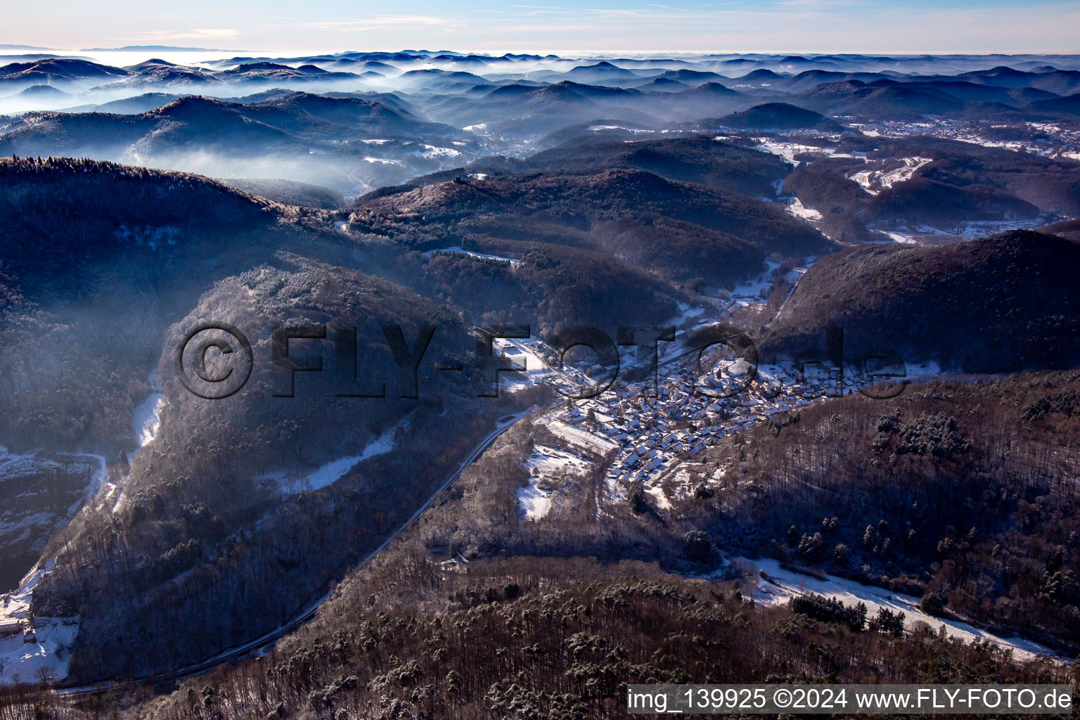 Photographie aérienne de Du nord-est en hiver quand il y a de la neige à Waldhambach dans le département Rhénanie-Palatinat, Allemagne