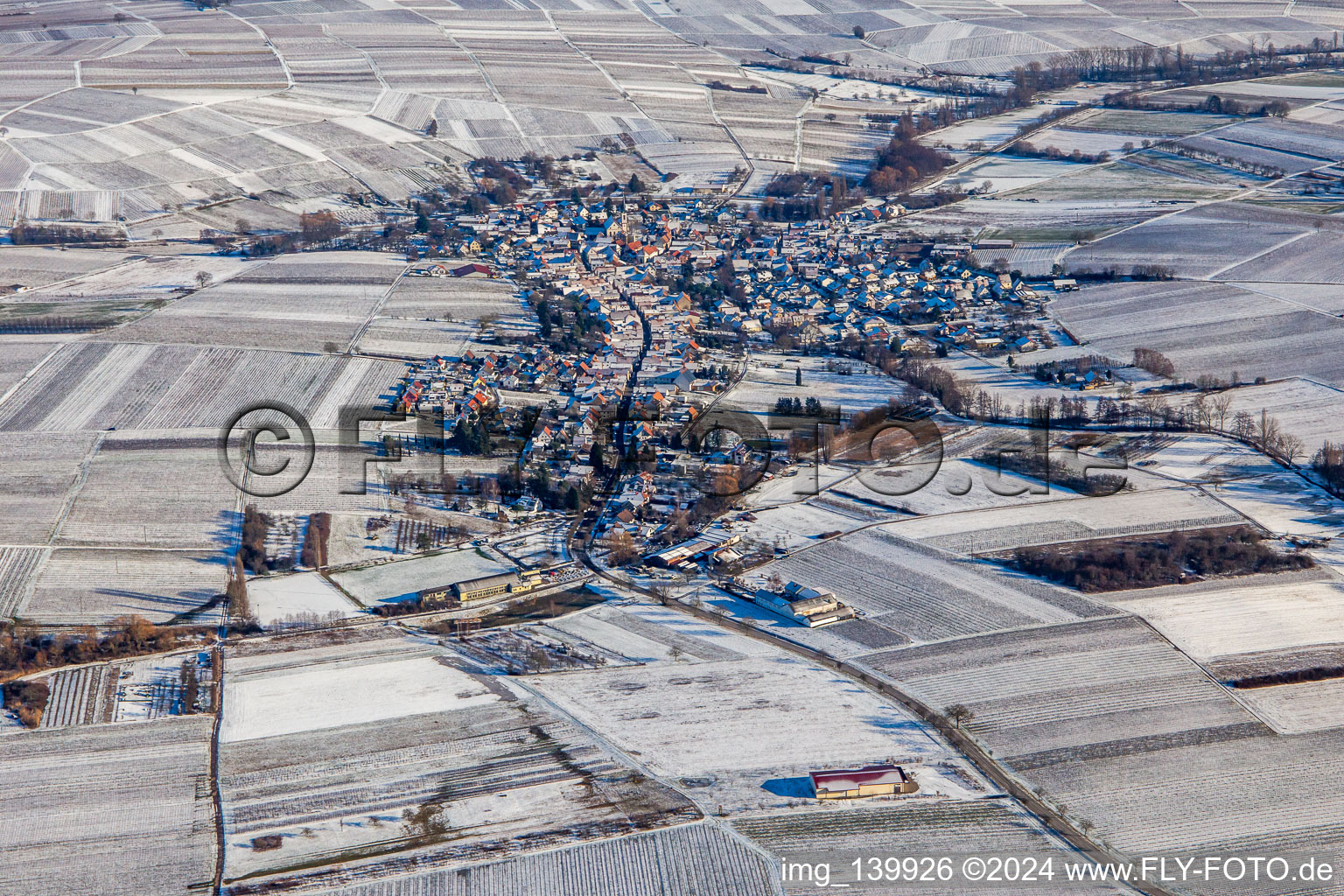 Vue aérienne de De l'ouest dans la neige à Göcklingen dans le département Rhénanie-Palatinat, Allemagne