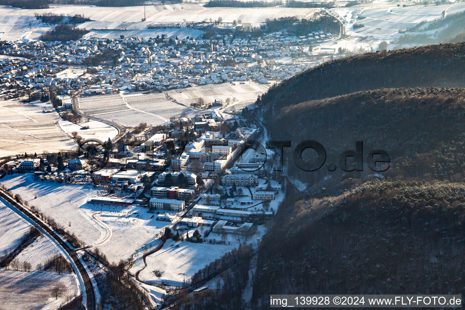 Vue aérienne de Pfalzklinik Landeck du nord en hiver dans la neige à Klingenmünster dans le département Rhénanie-Palatinat, Allemagne