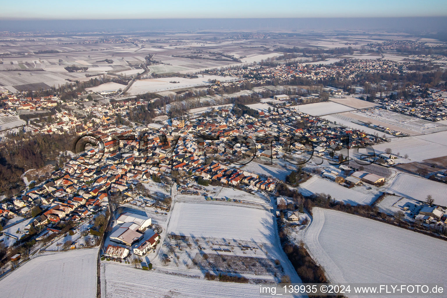 Vue aérienne de Du sud-ouest dans la neige à le quartier Ingenheim in Billigheim-Ingenheim dans le département Rhénanie-Palatinat, Allemagne