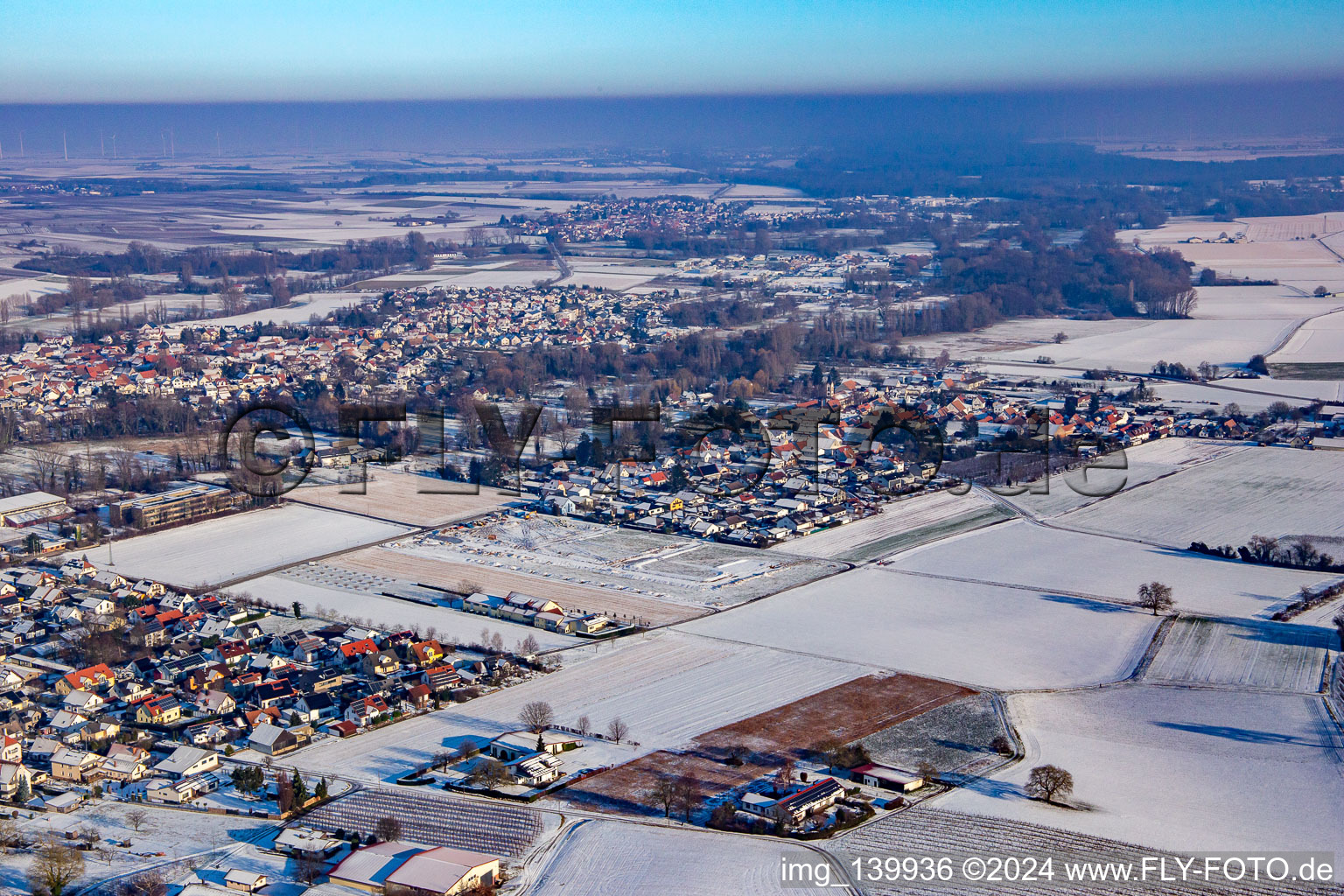 Vue aérienne de Du sud-ouest dans la neige à le quartier Mühlhofen in Billigheim-Ingenheim dans le département Rhénanie-Palatinat, Allemagne