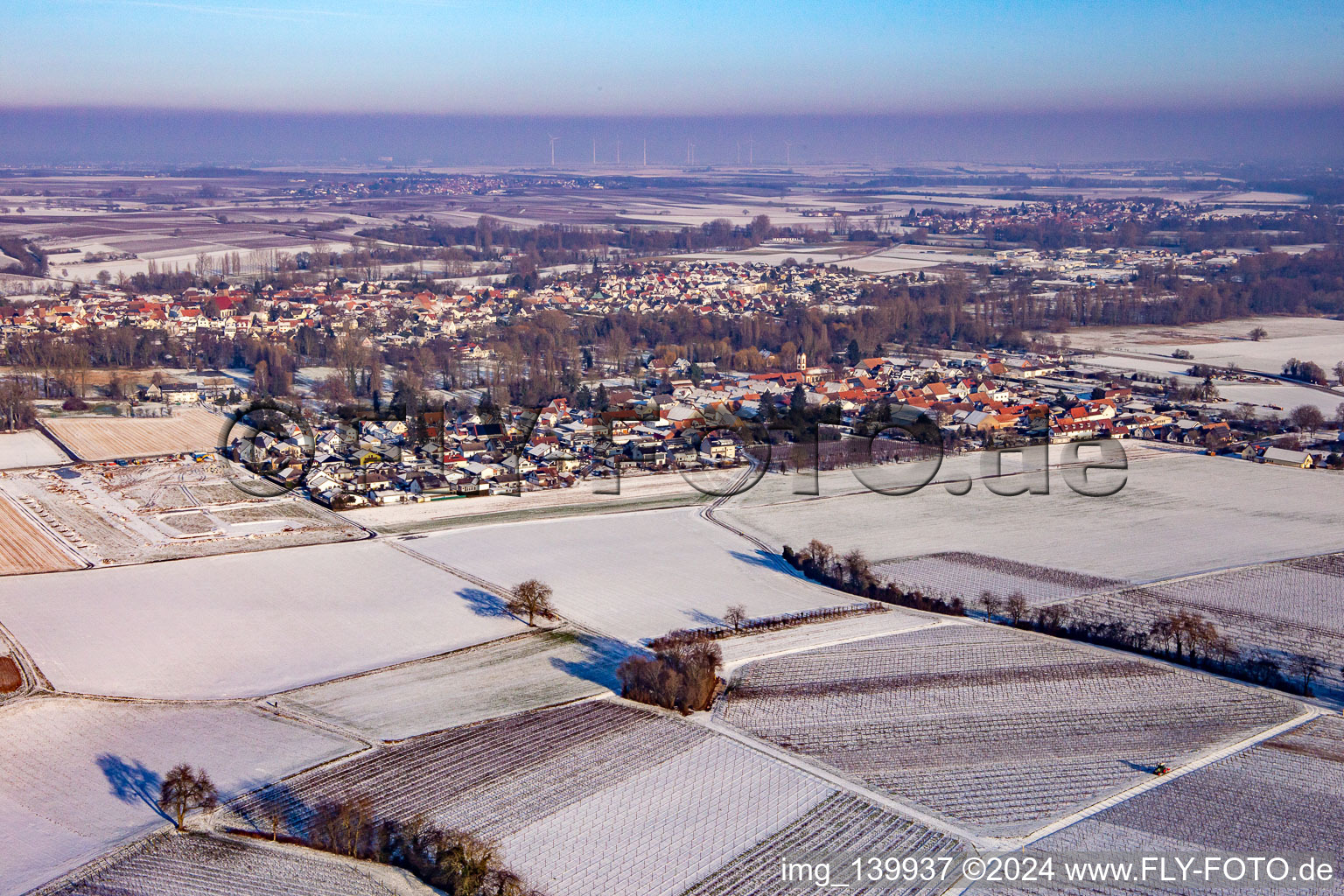 Vue aérienne de Du sud-ouest en hiver à le quartier Mühlhofen in Billigheim-Ingenheim dans le département Rhénanie-Palatinat, Allemagne