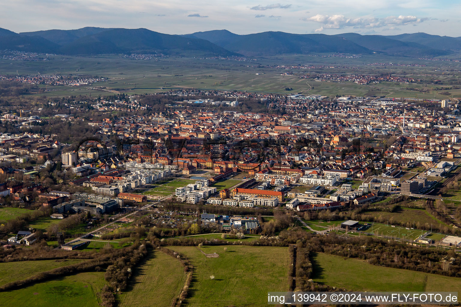 Vue aérienne de Quartiers d'habitation dans l'ancien site du salon horticole national de la Siebenpfeiffer-Allee à Landau in der Pfalz dans le département Rhénanie-Palatinat, Allemagne