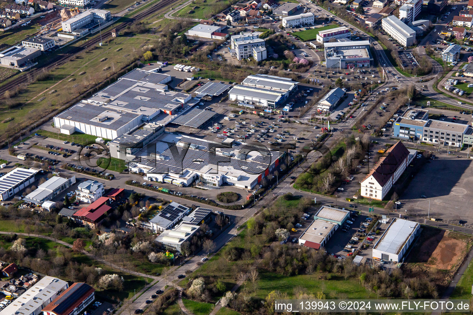 Vue aérienne de C&C Großeinkauf et EDEKA Kissel sur Johannnes Kopp-Straße à le quartier Queichheim in Landau in der Pfalz dans le département Rhénanie-Palatinat, Allemagne