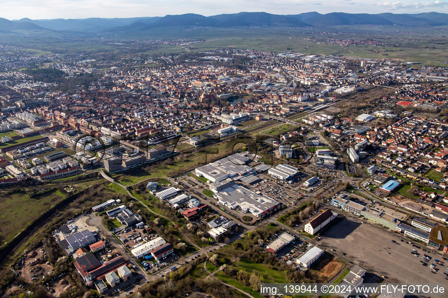 Vue aérienne de Itinéraire ferroviaire entre la ville de Landau et Queichheim à Landau in der Pfalz dans le département Rhénanie-Palatinat, Allemagne