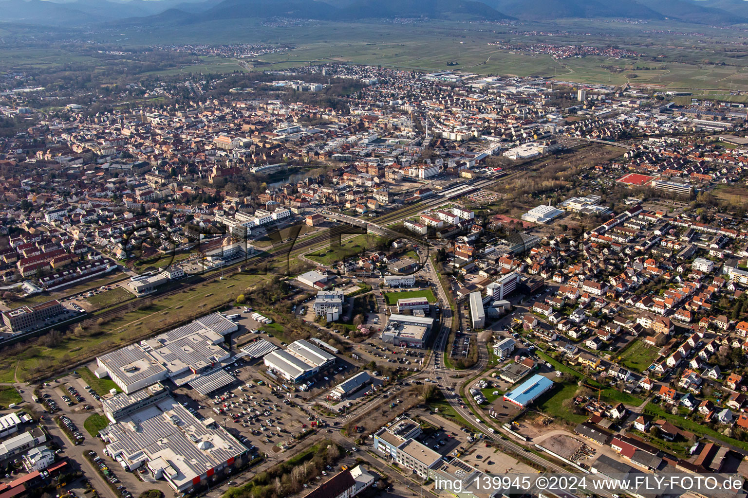 Vue aérienne de Pont sur la voie ferrée entre la ville de Landau et Queichheim à le quartier Queichheim in Landau in der Pfalz dans le département Rhénanie-Palatinat, Allemagne