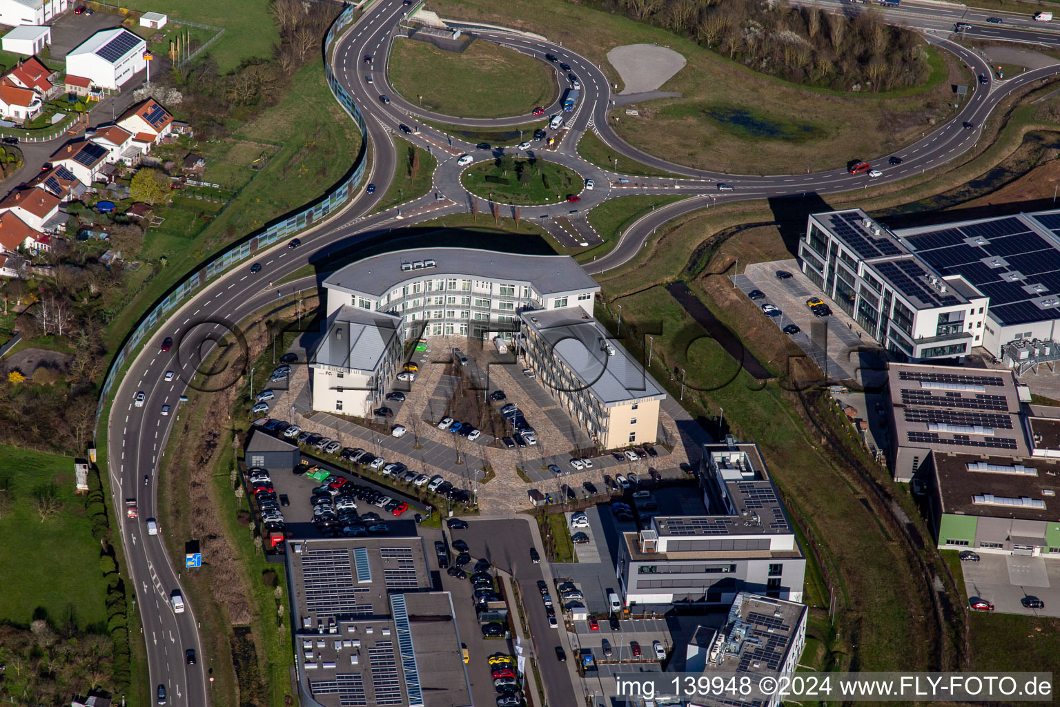 Vue aérienne de Immeuble de bureaux au rond-point de l'entrée de l'autoroute A65 LD Mitte à le quartier Queichheim in Landau in der Pfalz dans le département Rhénanie-Palatinat, Allemagne