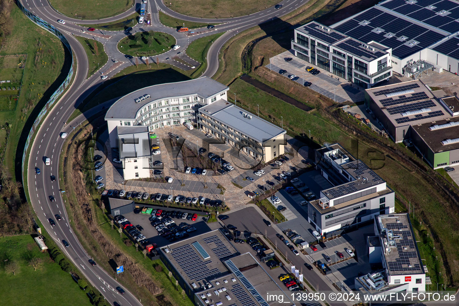 Vue aérienne de Immeuble de bureaux au rond-point de l'entrée de l'autoroute A65 LD Mitte à le quartier Queichheim in Landau in der Pfalz dans le département Rhénanie-Palatinat, Allemagne