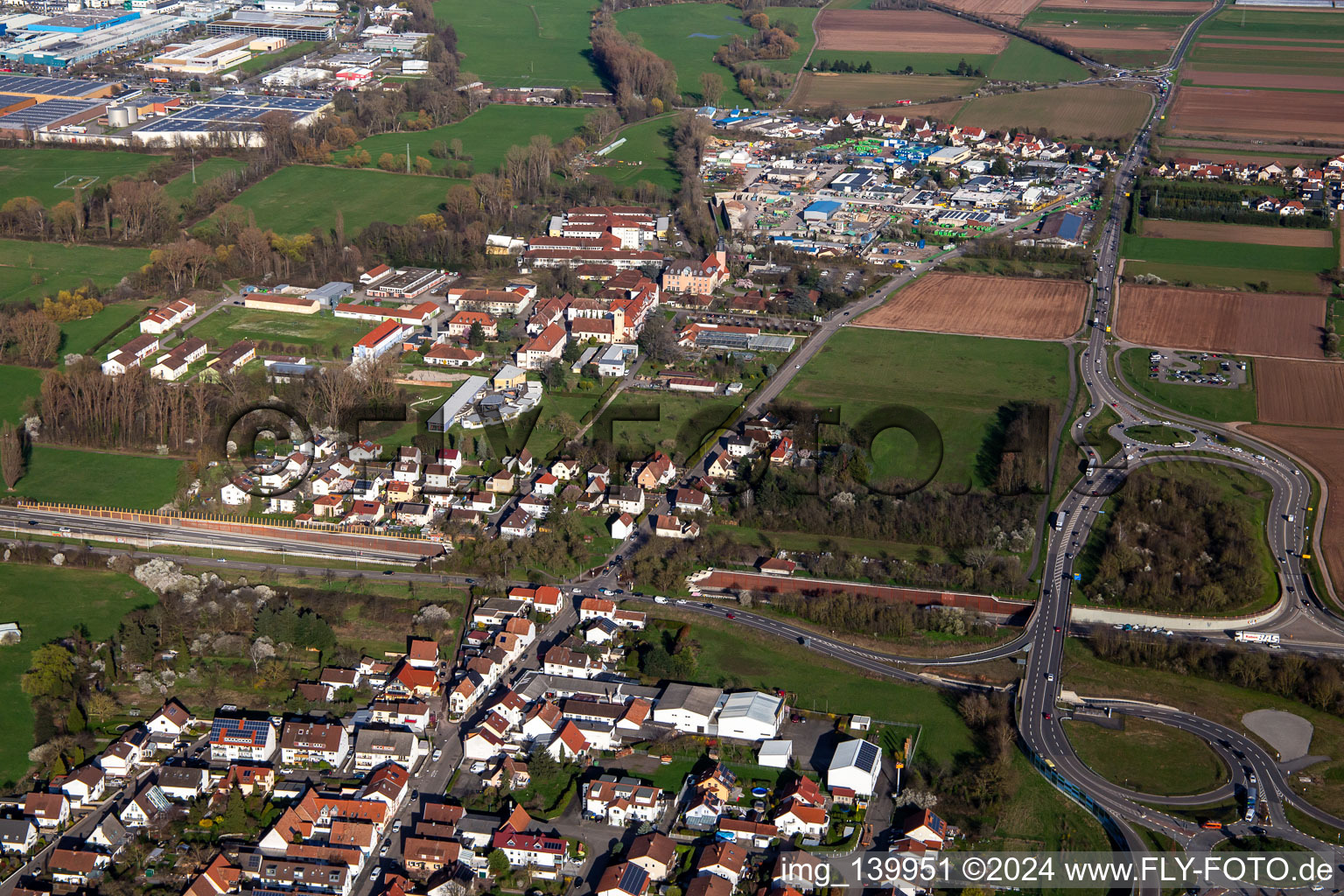 Vue aérienne de St. Joseph et St. Paulusstift à Landau in der Pfalz dans le département Rhénanie-Palatinat, Allemagne