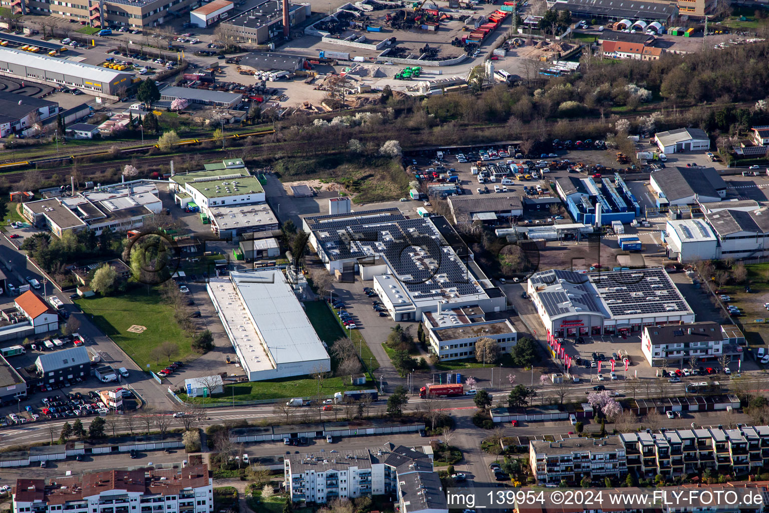 Vue aérienne de Grand marché spécialisé sur Horring à Landau in der Pfalz dans le département Rhénanie-Palatinat, Allemagne