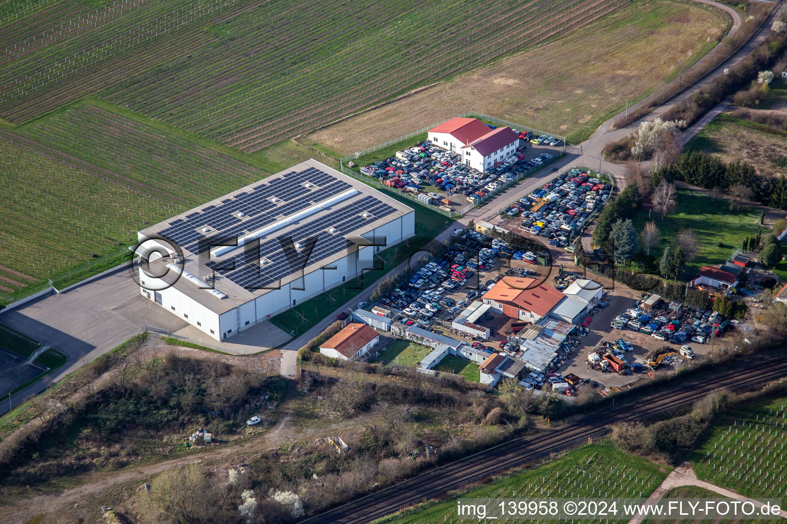 Vue aérienne de Autoverwertuing Demand-Recycling GmbH et Auto & Reifen-Zentrum Im Wolfangel eK à Landau in der Pfalz dans le département Rhénanie-Palatinat, Allemagne