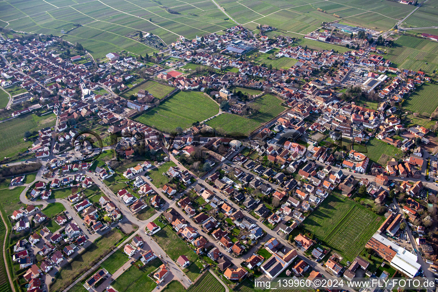 Vue aérienne de Du sud-est à Edesheim dans le département Rhénanie-Palatinat, Allemagne