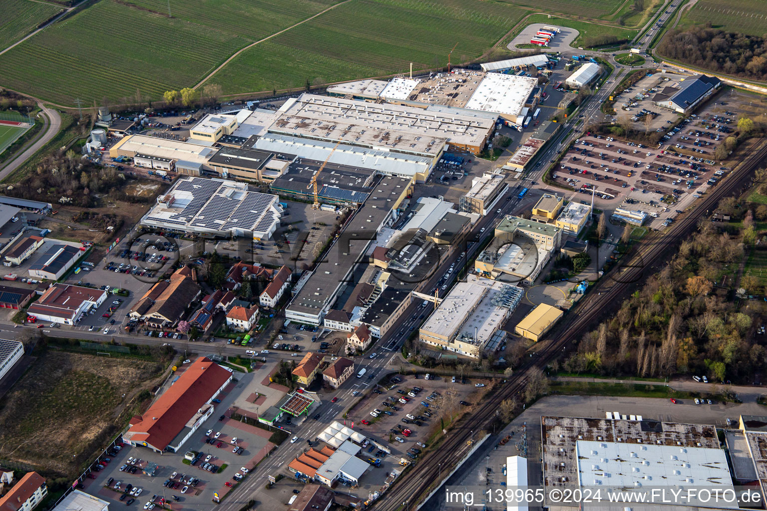 Vue aérienne de Tenneco sur la Staatsstrasse à Maikammer dans le département Rhénanie-Palatinat, Allemagne