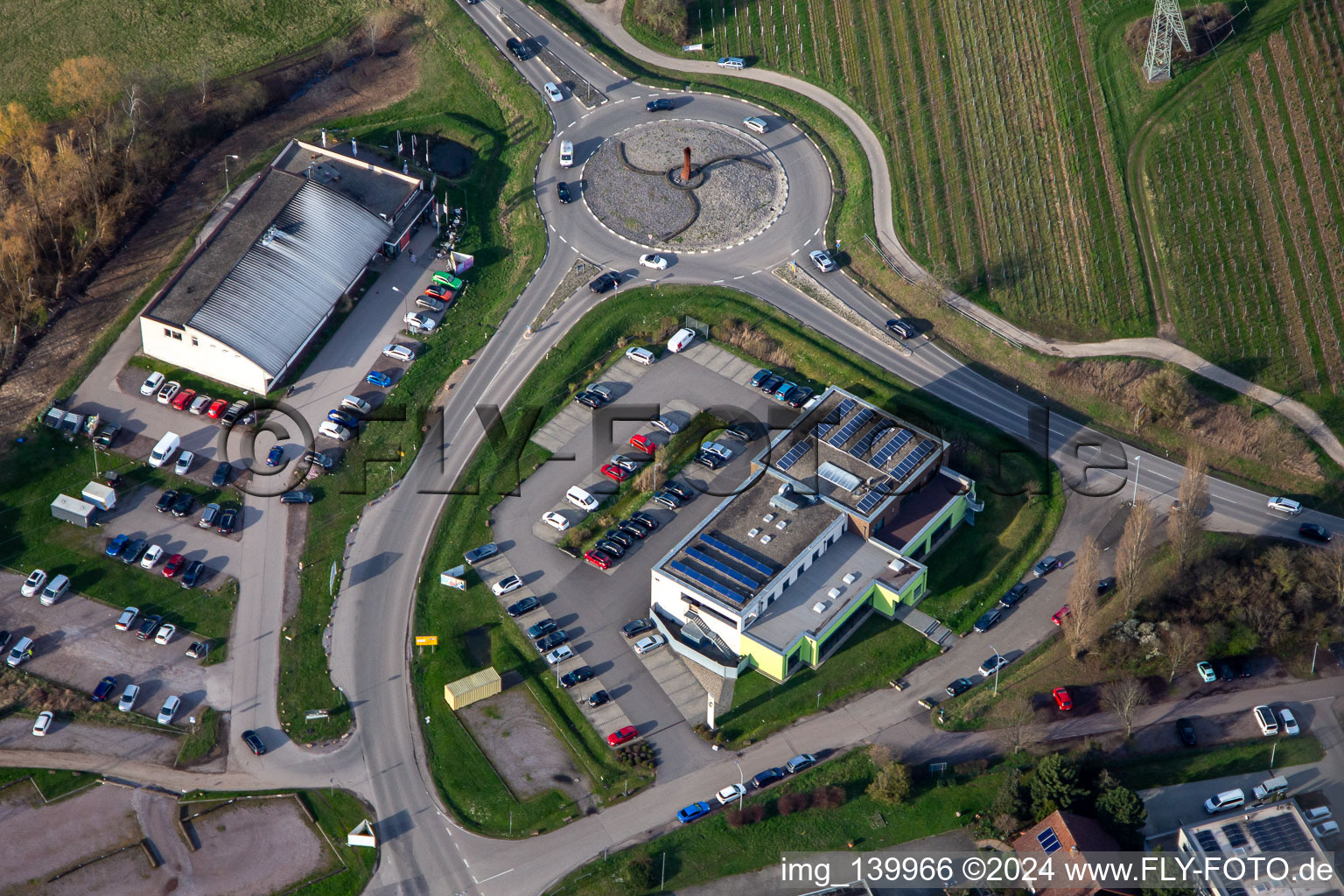 Vue aérienne de De Bäcker Becker - la boulangerie en verre à Edenkoben dans le département Rhénanie-Palatinat, Allemagne