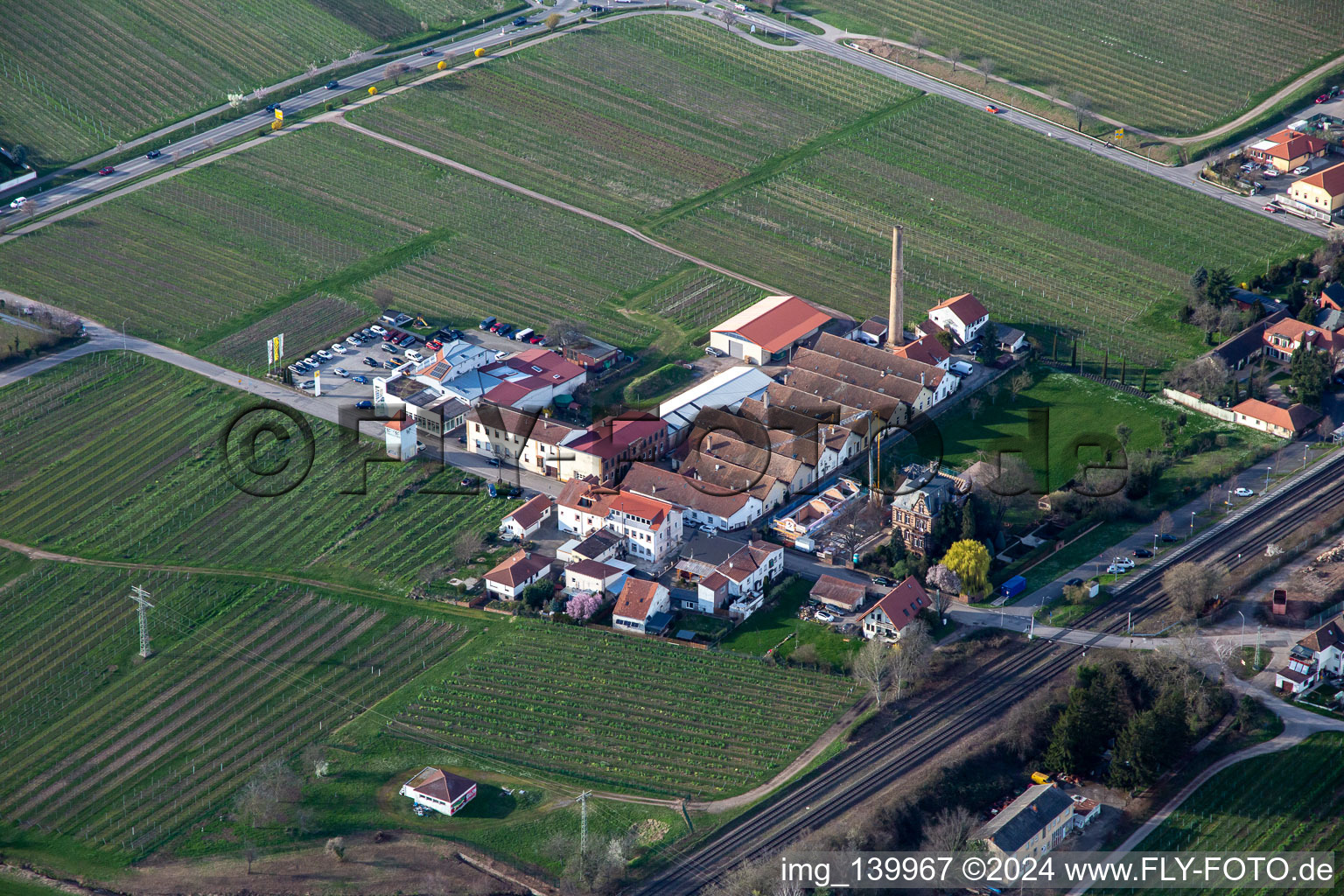 Vue aérienne de Richard Gerlinger GmbH à Kirrweiler dans le département Rhénanie-Palatinat, Allemagne