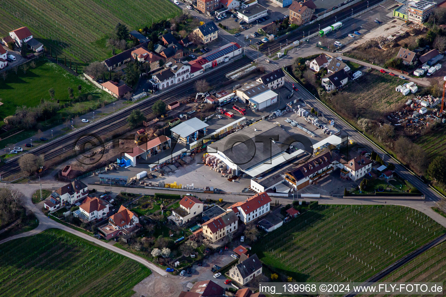 Vue aérienne de Centre de construction i&M SCHULTZ à Kirrweiler dans le département Rhénanie-Palatinat, Allemagne