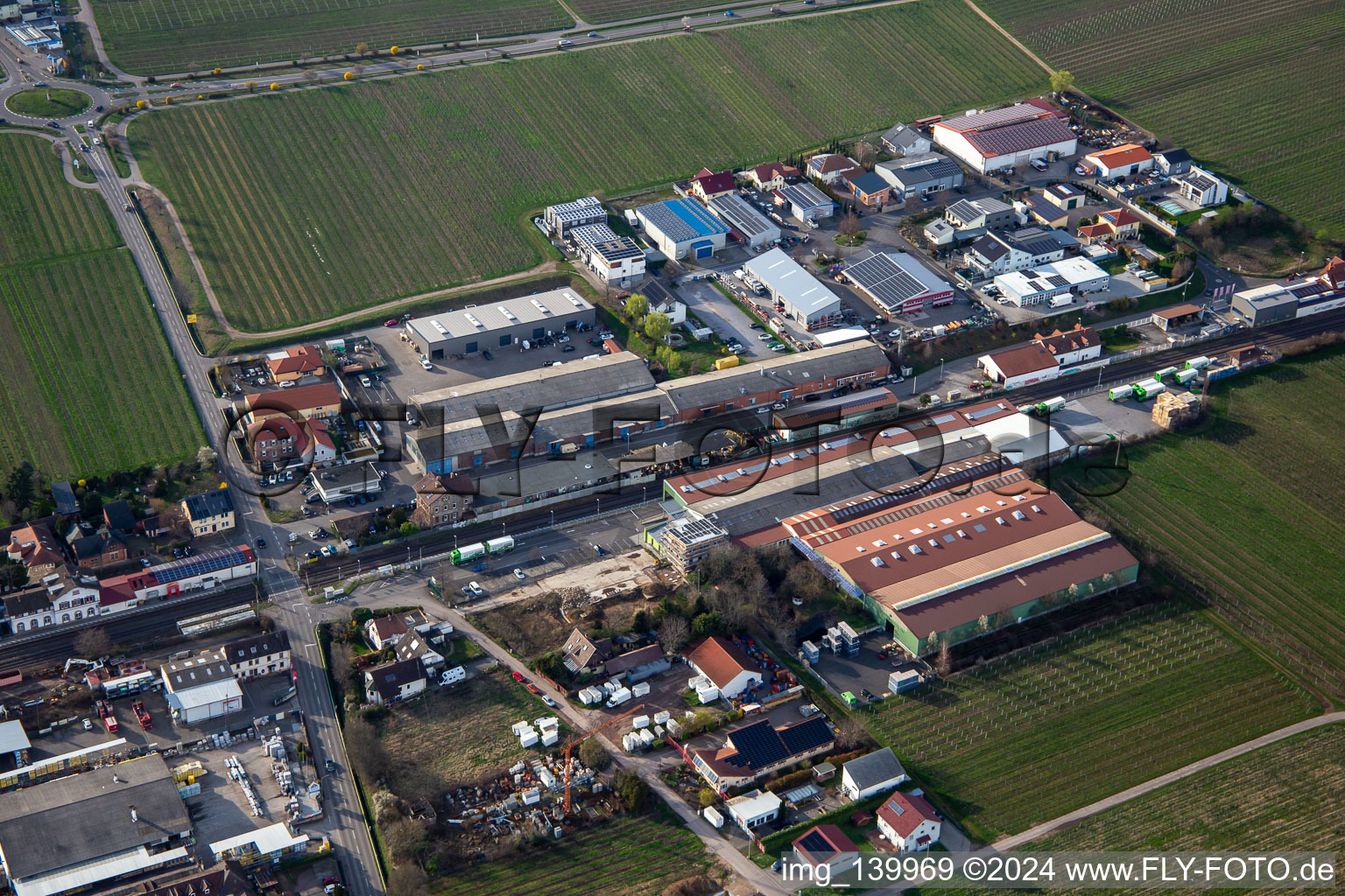 Vue aérienne de Grossiste en bouteilles Wittmer GmbH à Kirrweiler dans le département Rhénanie-Palatinat, Allemagne