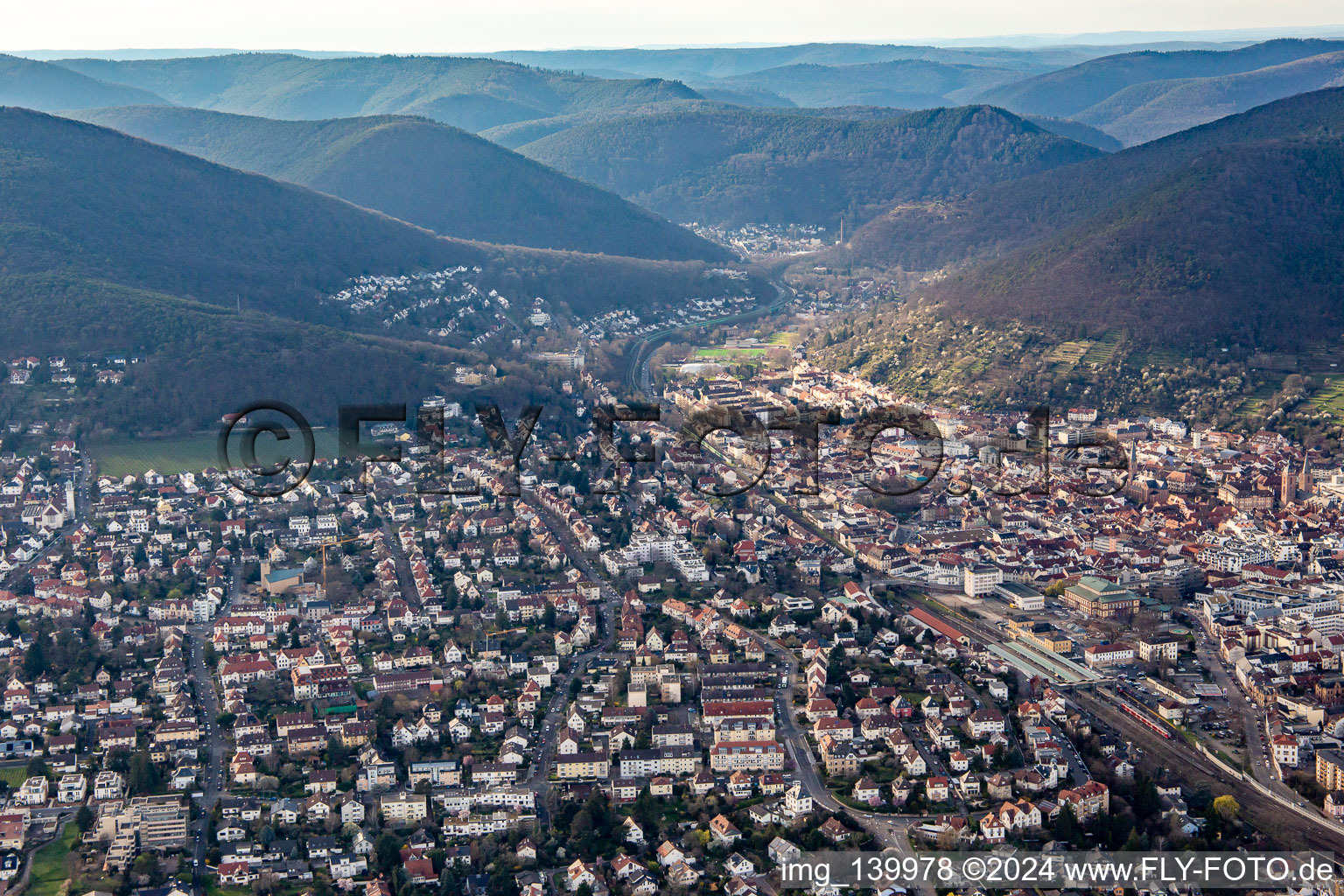 Vue aérienne de Du sud-est à Neustadt an der Weinstraße dans le département Rhénanie-Palatinat, Allemagne