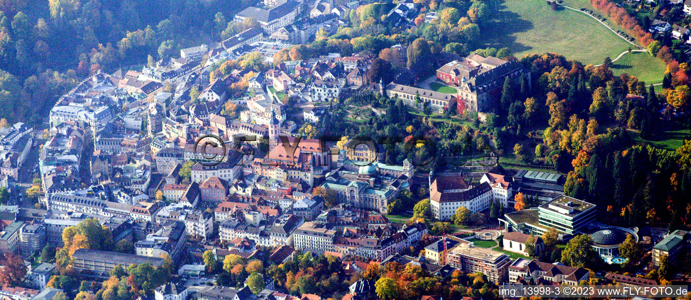 Vue aérienne de Nouveau château au dessus des bains à Baden-Baden dans le département Bade-Wurtemberg, Allemagne
