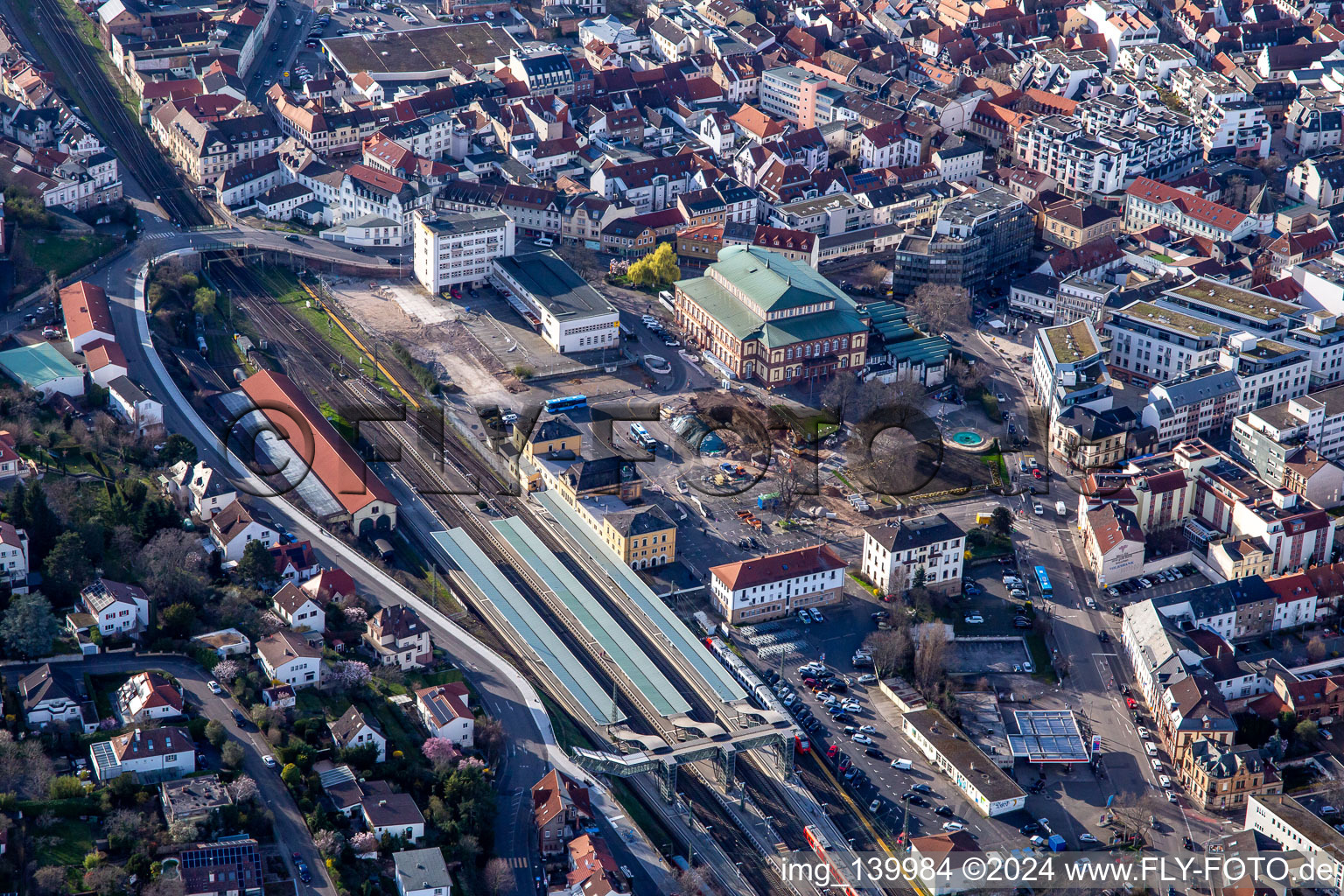 Vue aérienne de Gare principale et bâtiment du hall sur la Bahnhofstr à Neustadt an der Weinstraße dans le département Rhénanie-Palatinat, Allemagne