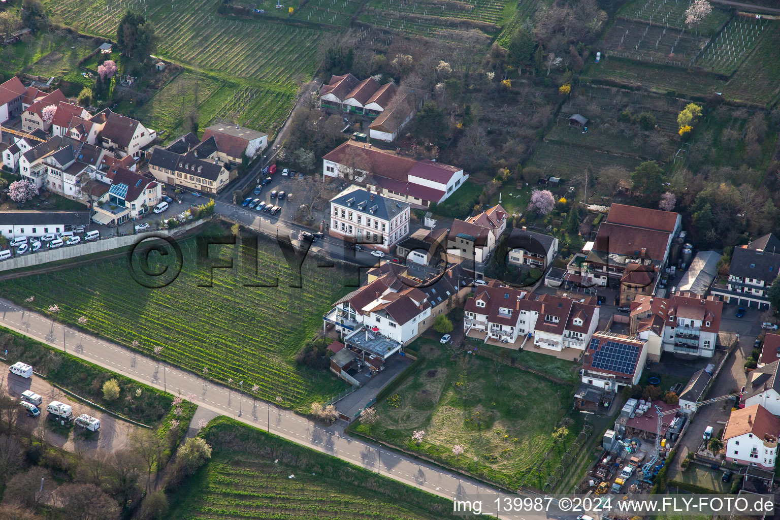 Vue aérienne de Entre la Weinstrasse et la Dammstrasse à le quartier Hambach an der Weinstraße in Neustadt an der Weinstraße dans le département Rhénanie-Palatinat, Allemagne