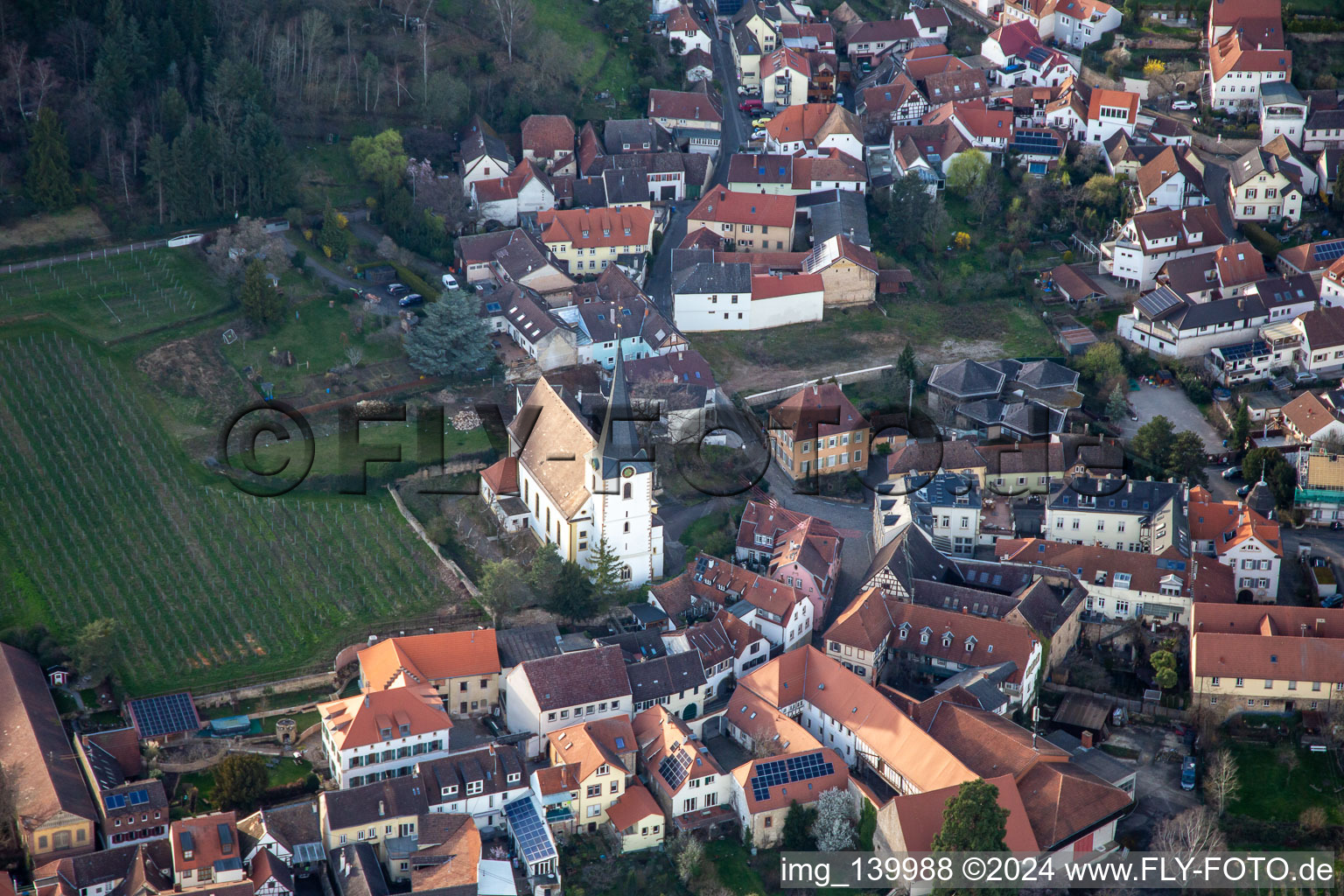 Vue aérienne de Église Saint-Jacques à le quartier Hambach an der Weinstraße in Neustadt an der Weinstraße dans le département Rhénanie-Palatinat, Allemagne